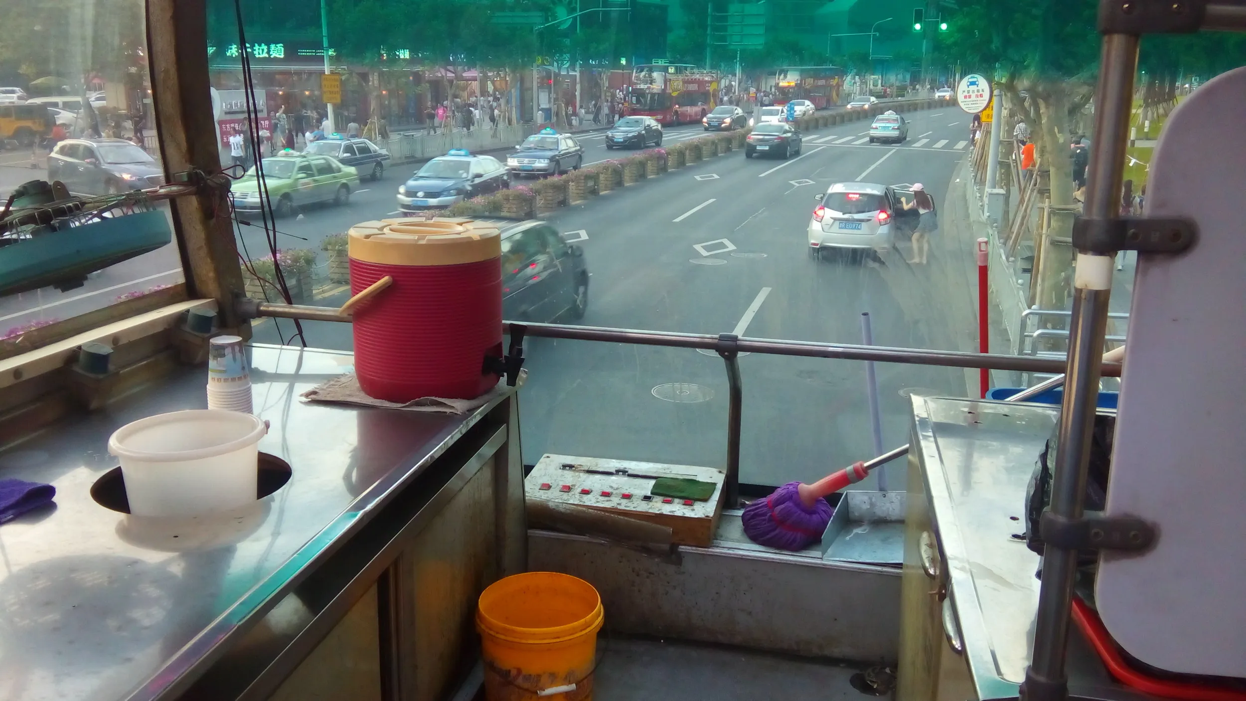 2階建てバスの車内