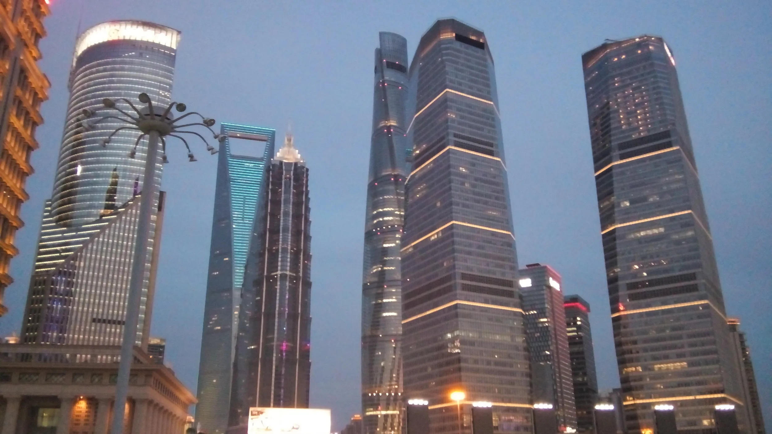 東方明珠電視塔の真下