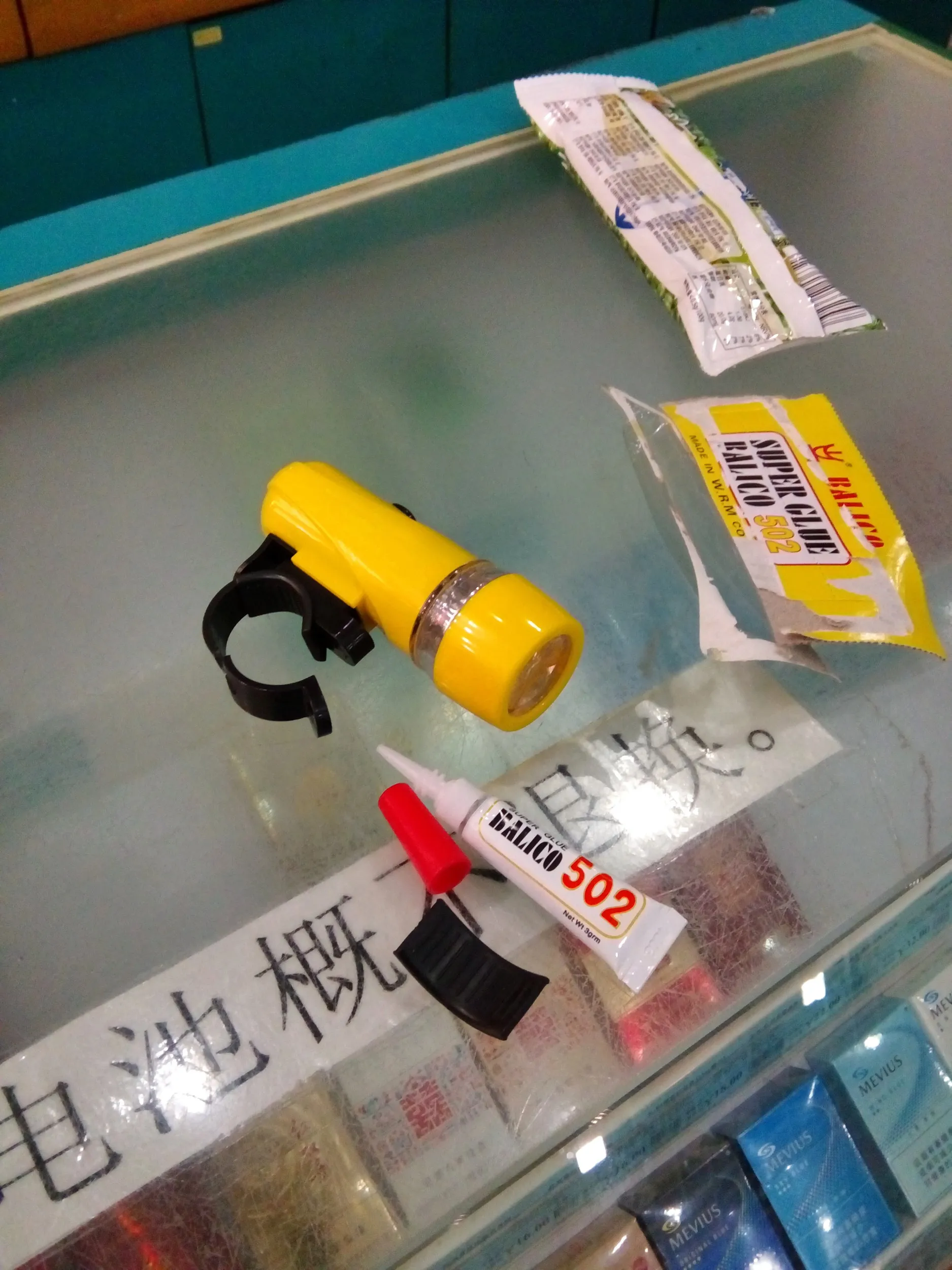 ボンドで修理中のLEDライト