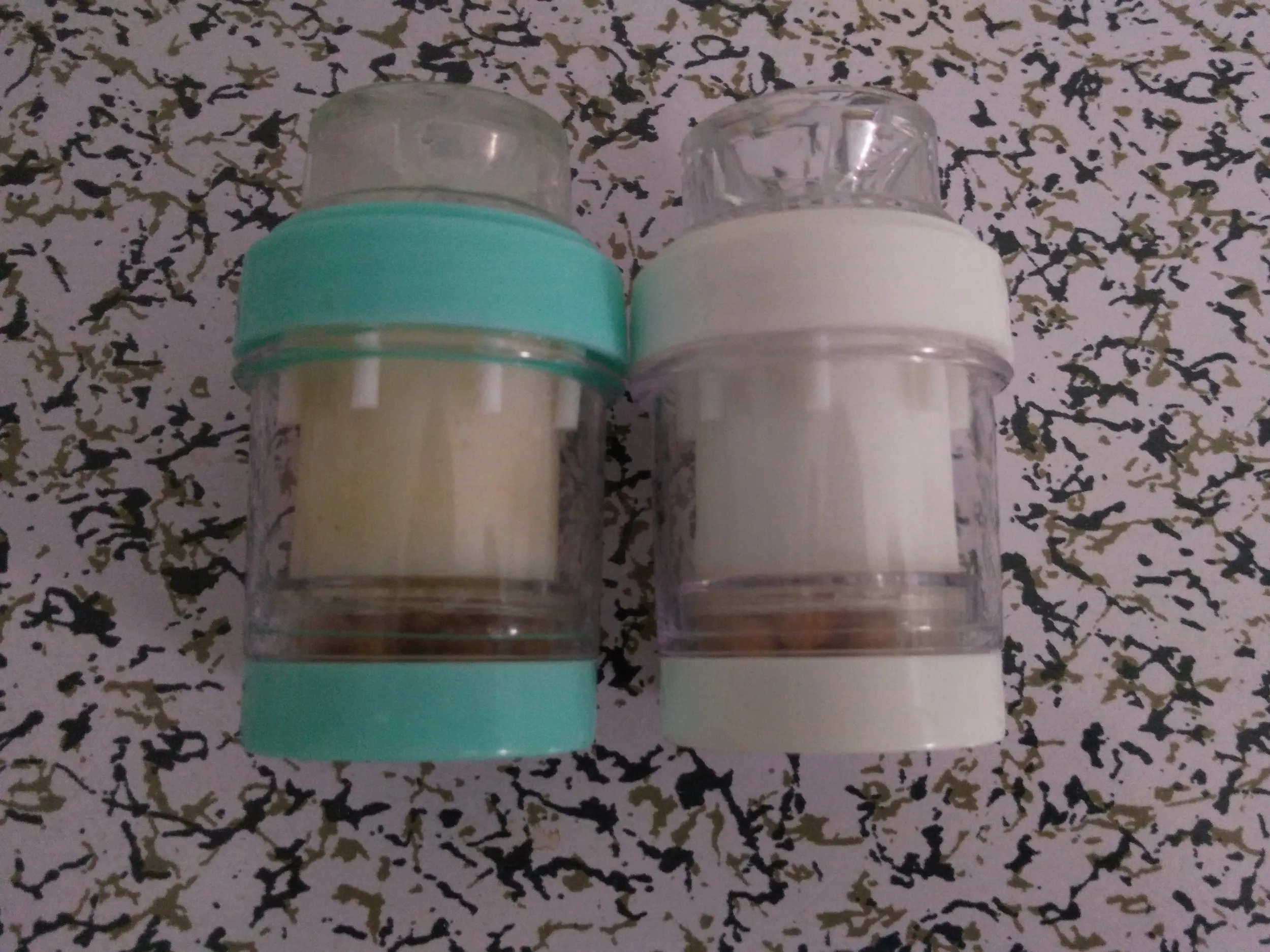 真っ黒に汚れた水道フィルター