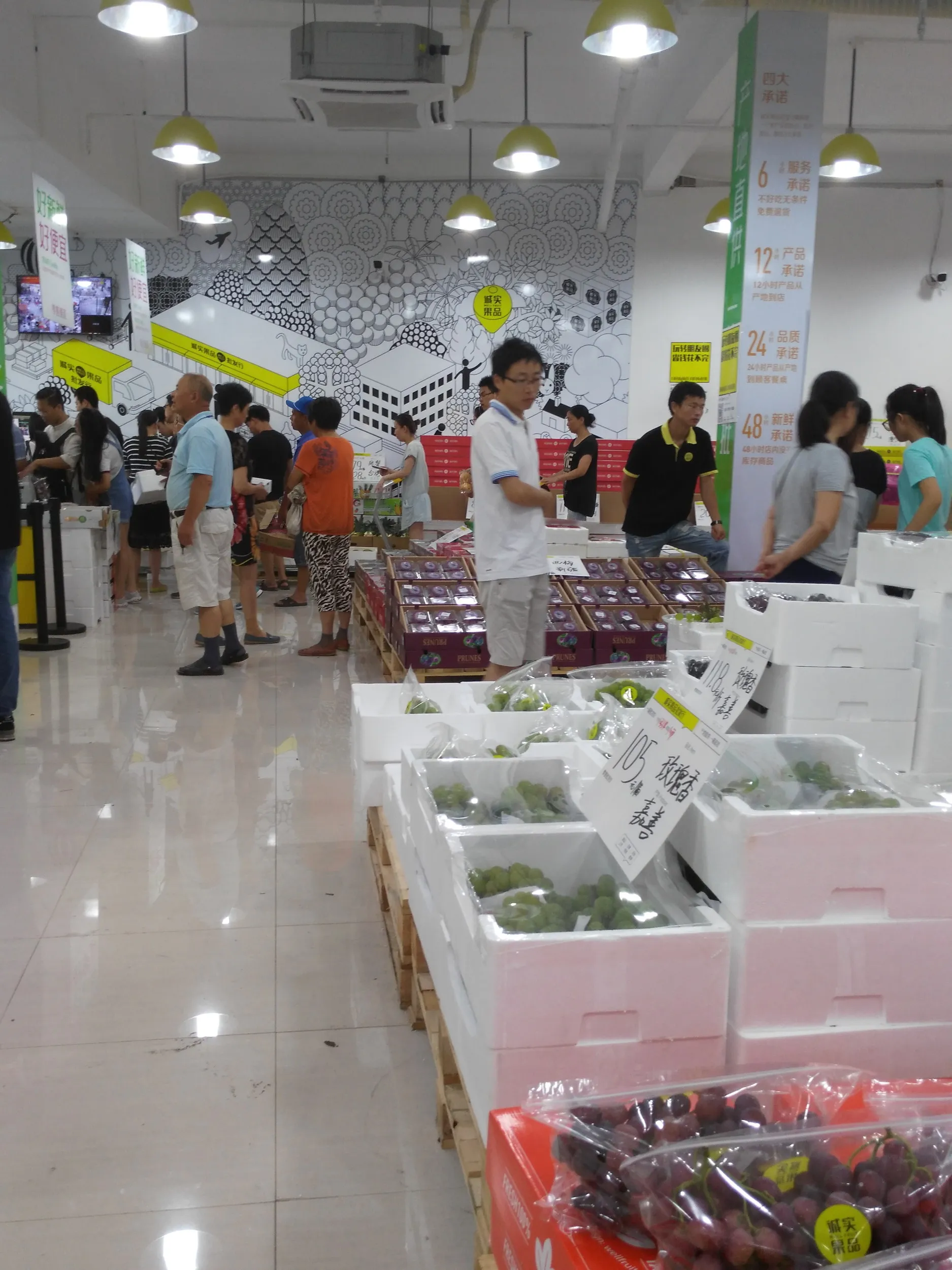 オープンした果物屋