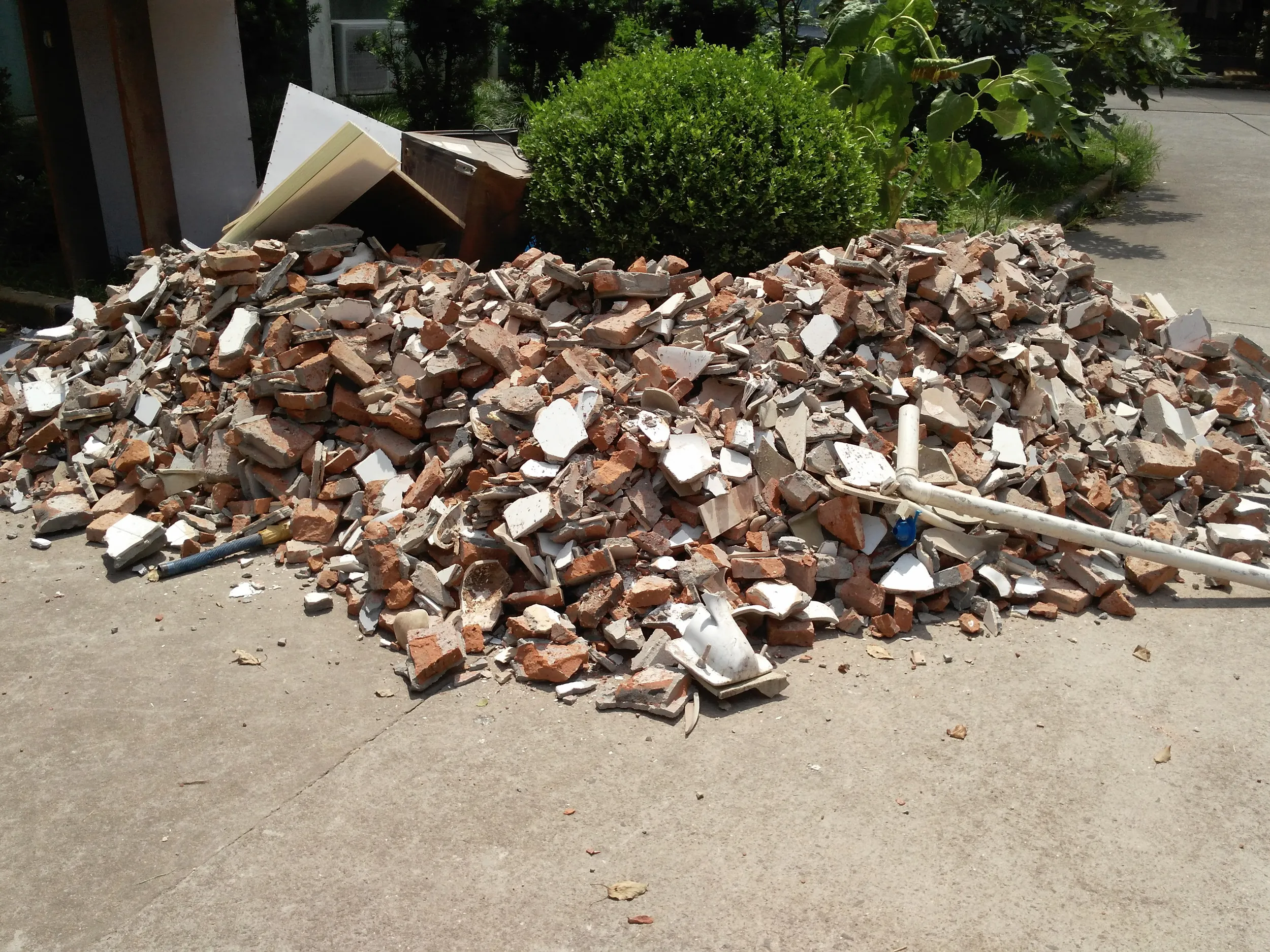 破壊されたトイレの跡