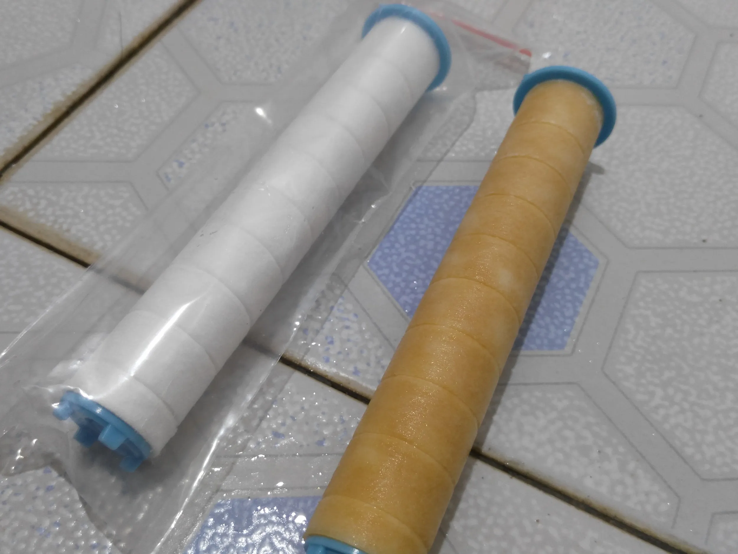 変色した水道フィルターと新品の比較