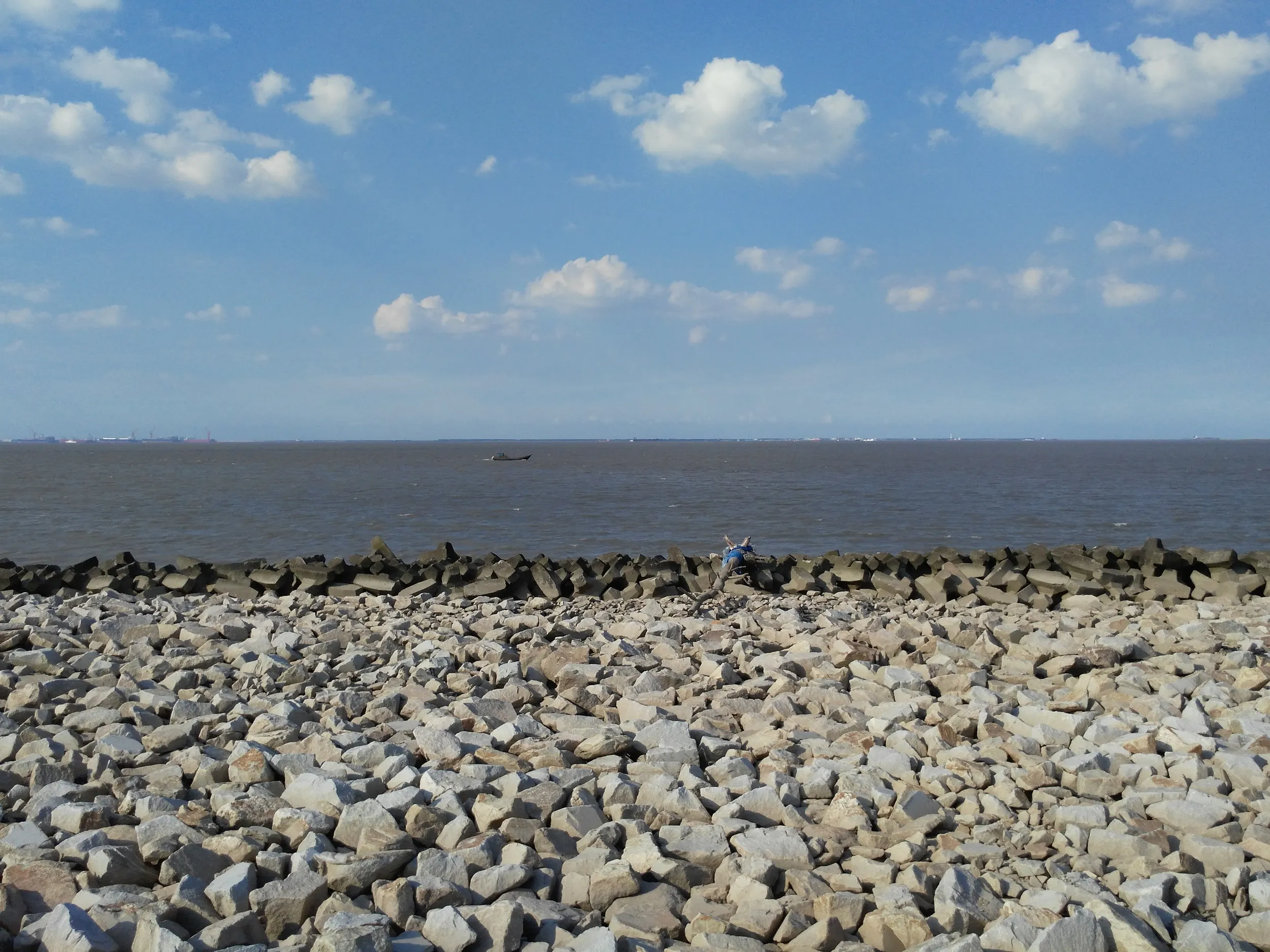 東シナ海へ向かう船