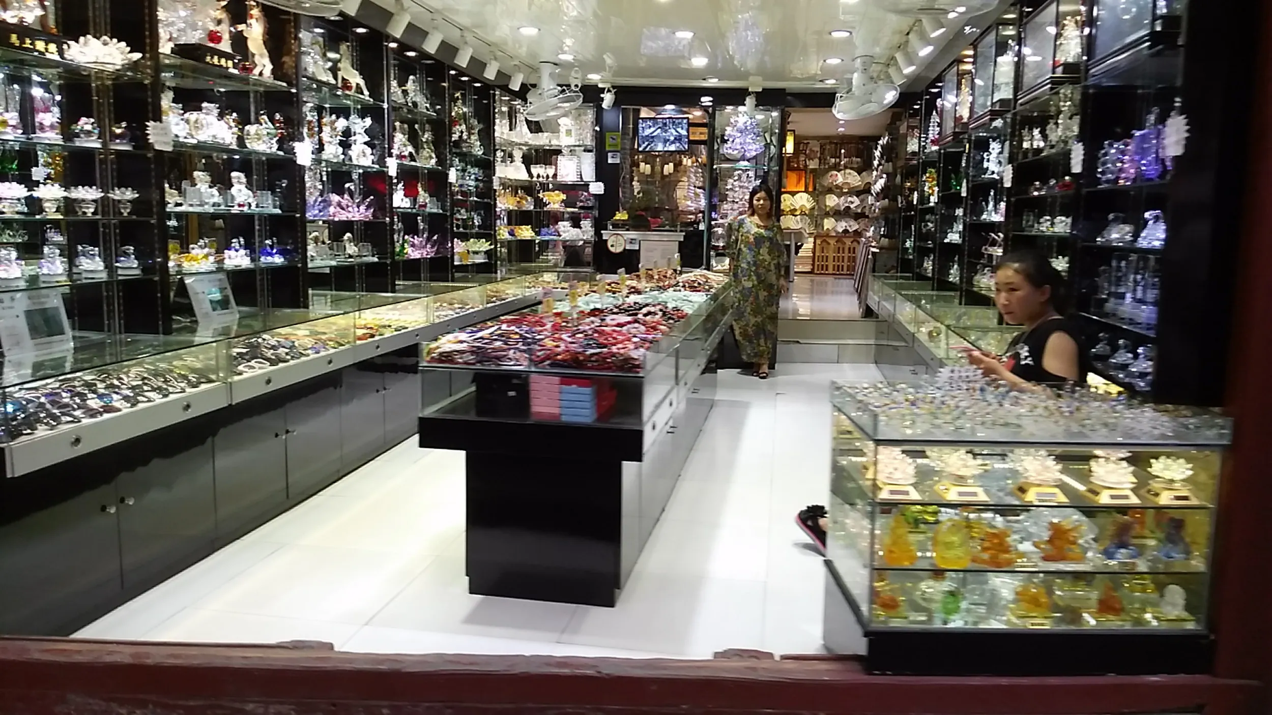 お土産屋が並ぶ通り