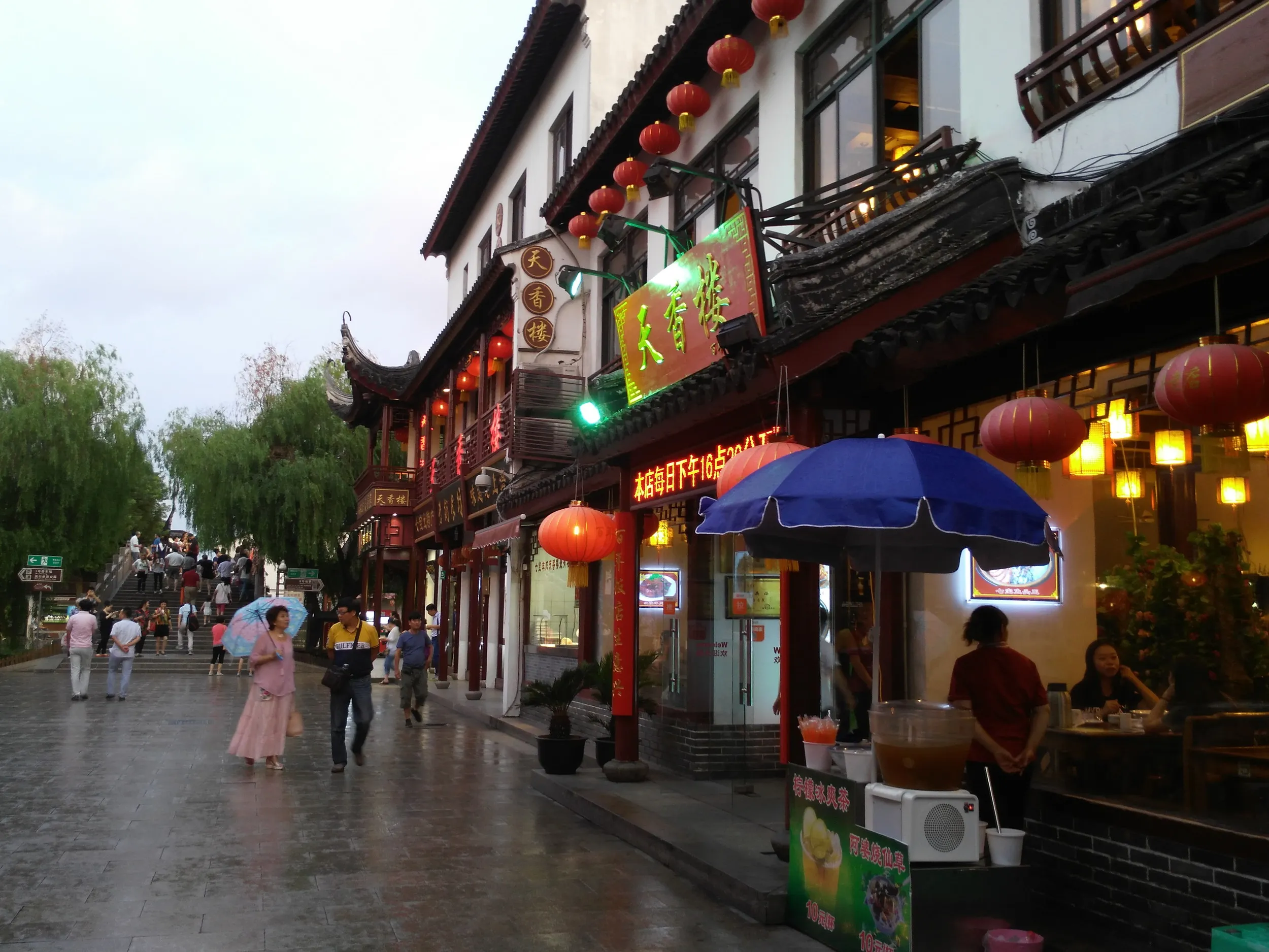 お土産屋が並ぶ通り