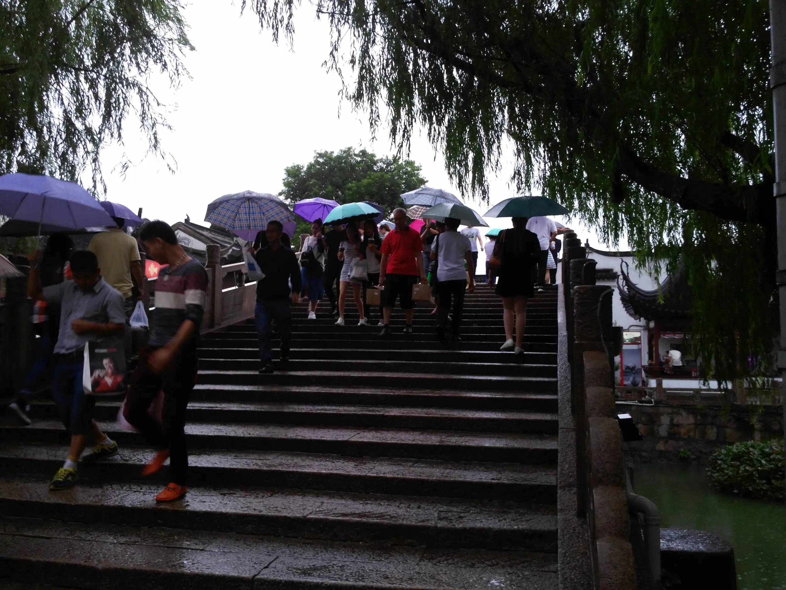 雨の七宝老街風景