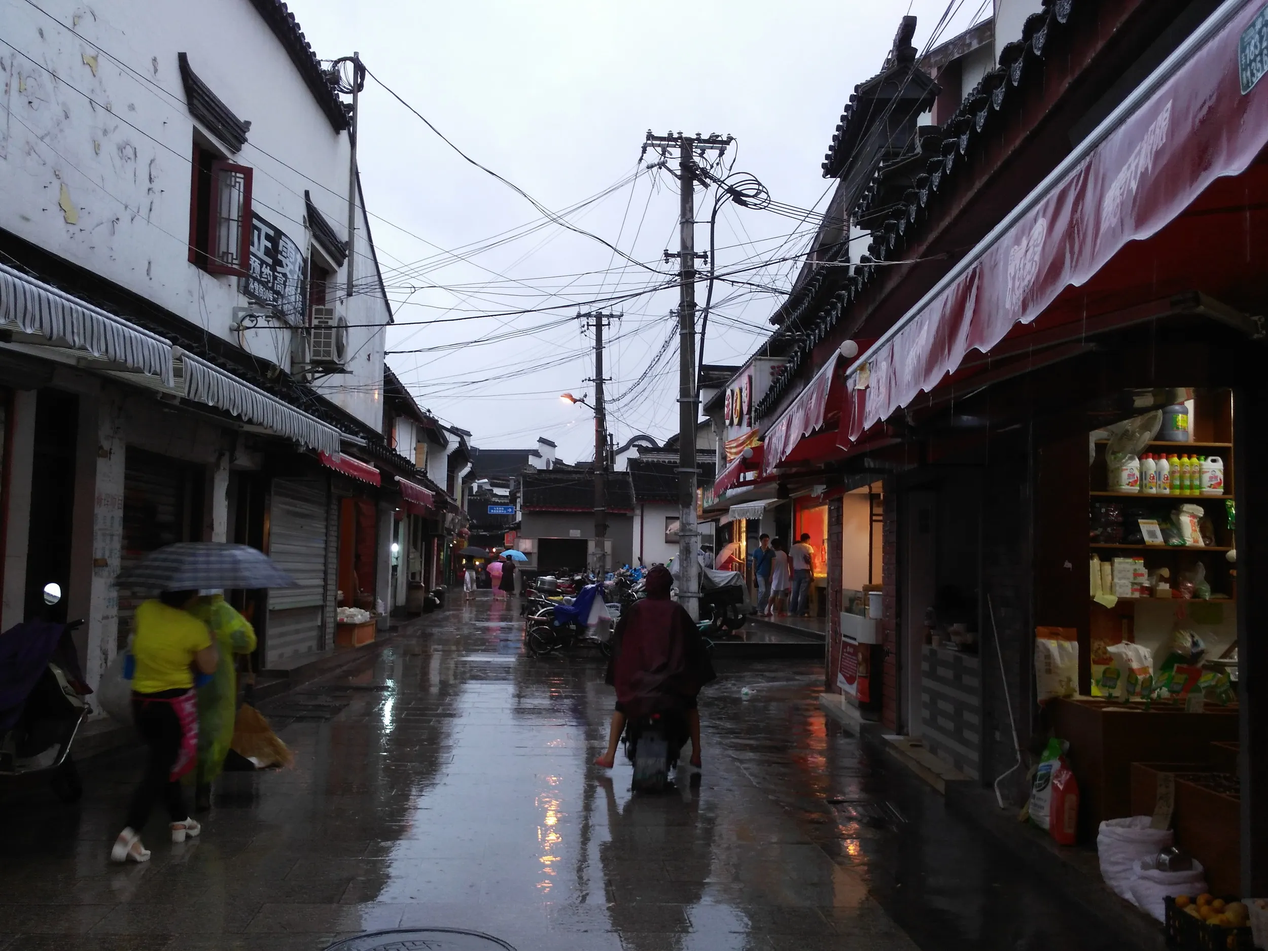 地元民と観光客向けの店舗が入り乱れる風景