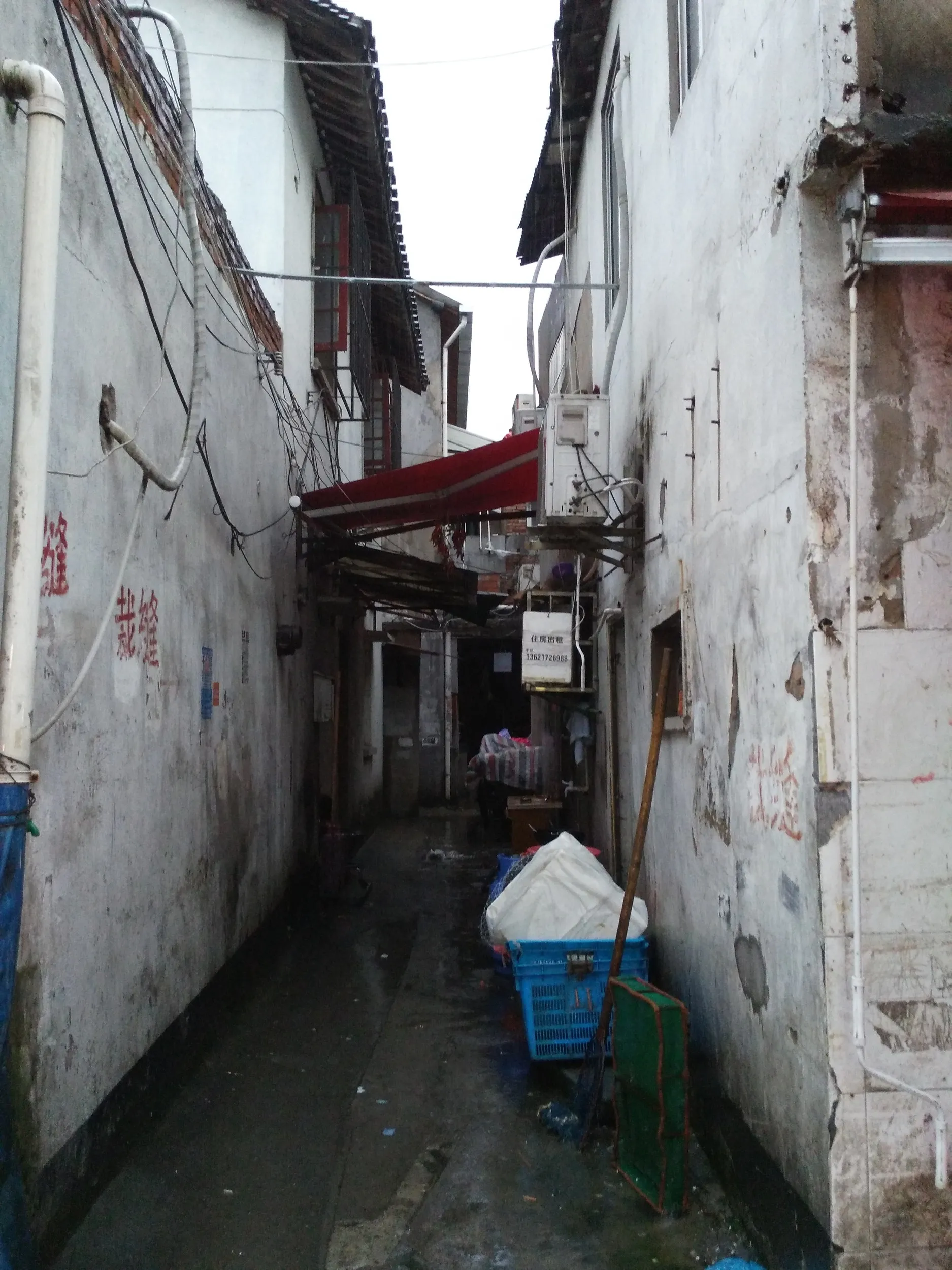 地元民と観光客向けの店舗が入り乱れる風景