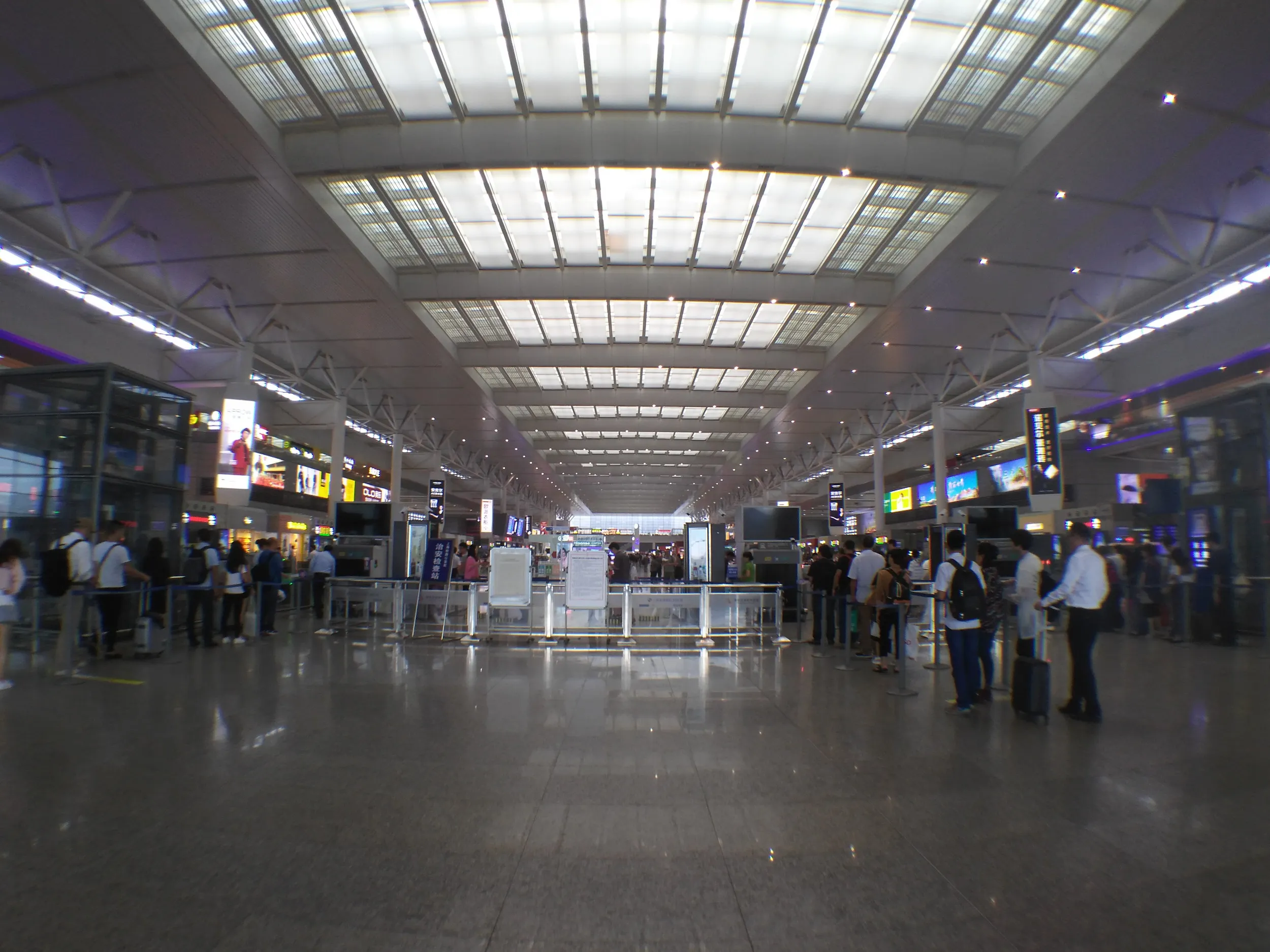 安全検査後の駅構内