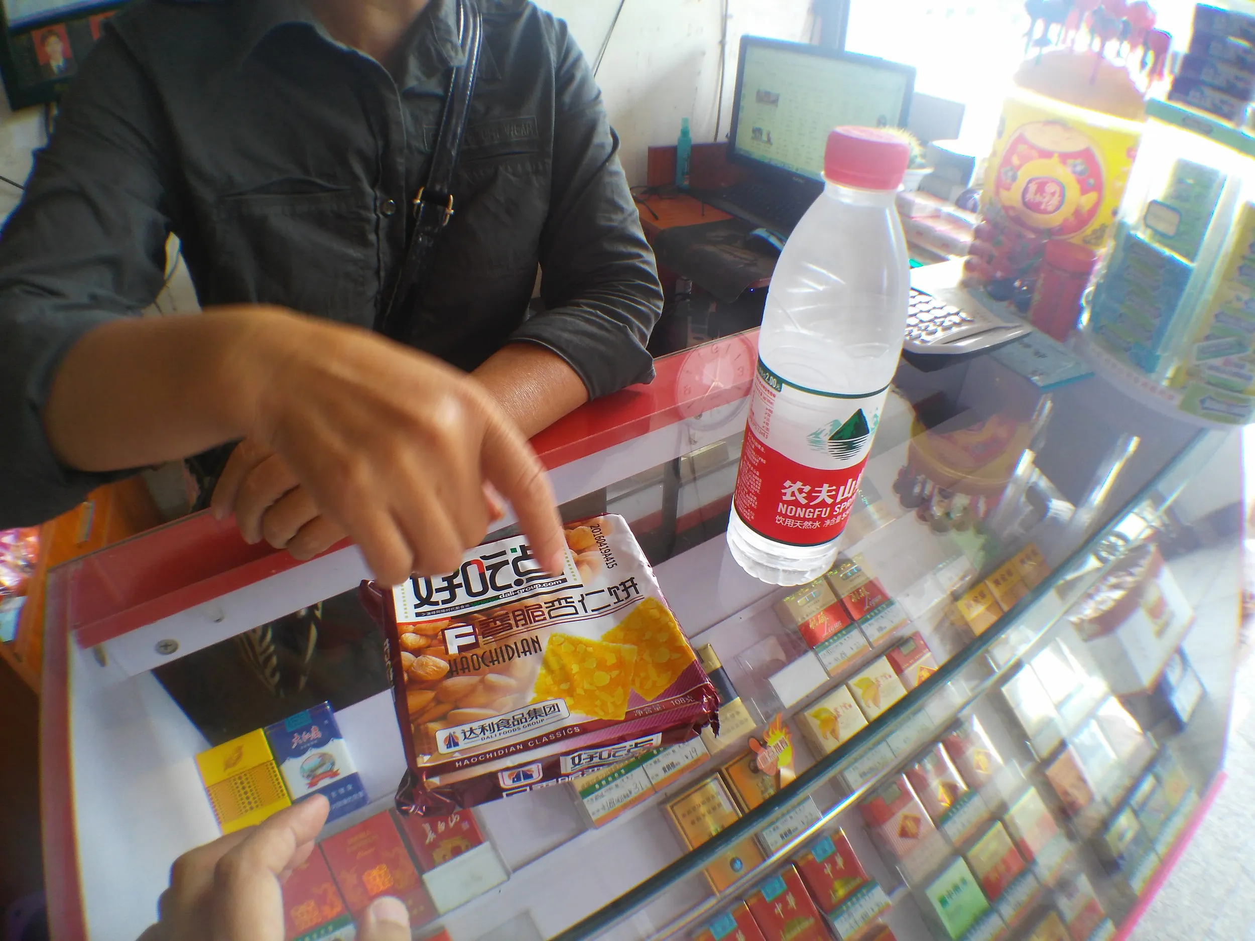 アーモンドのお菓子と水