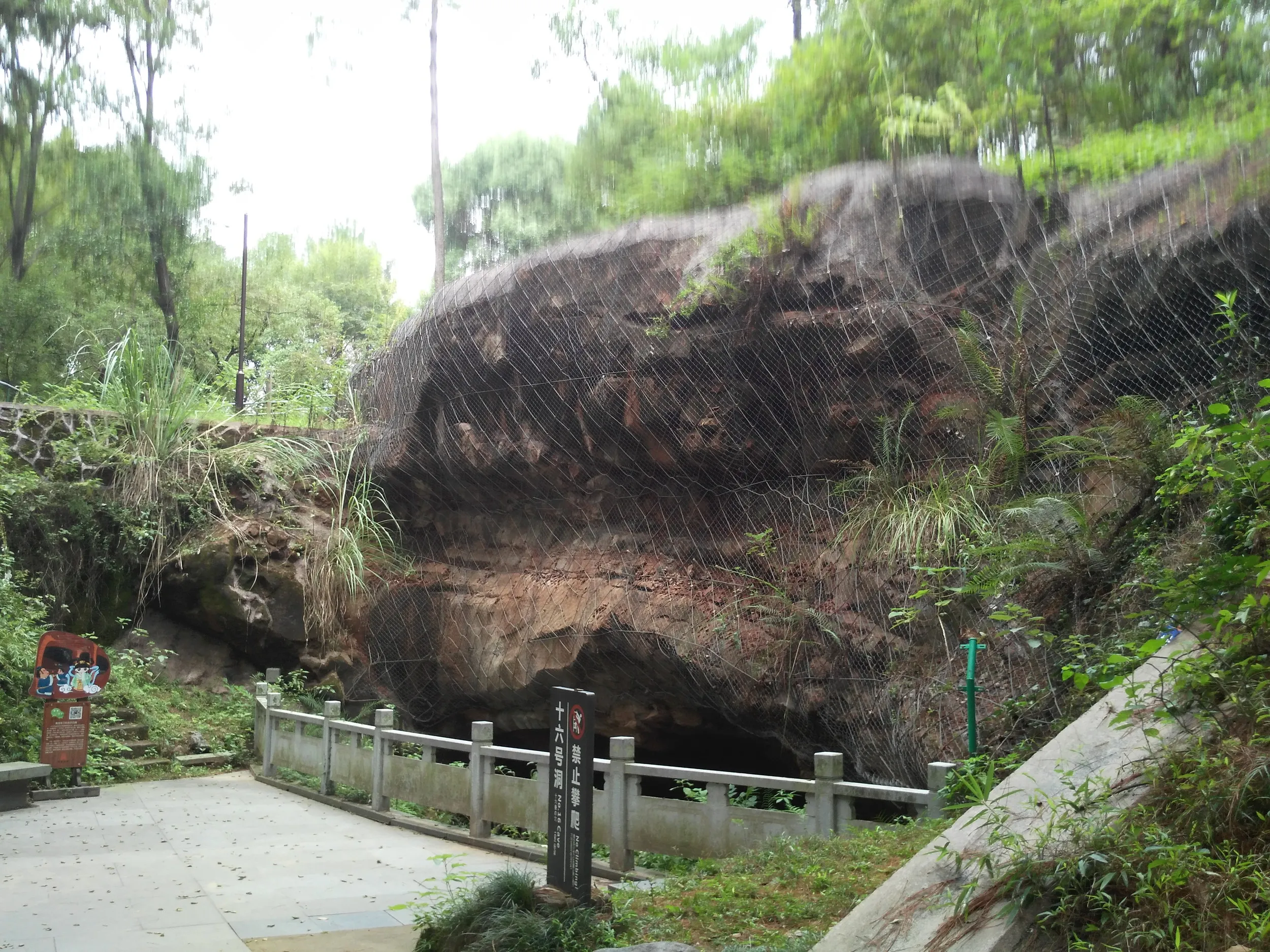 石窟への入り口