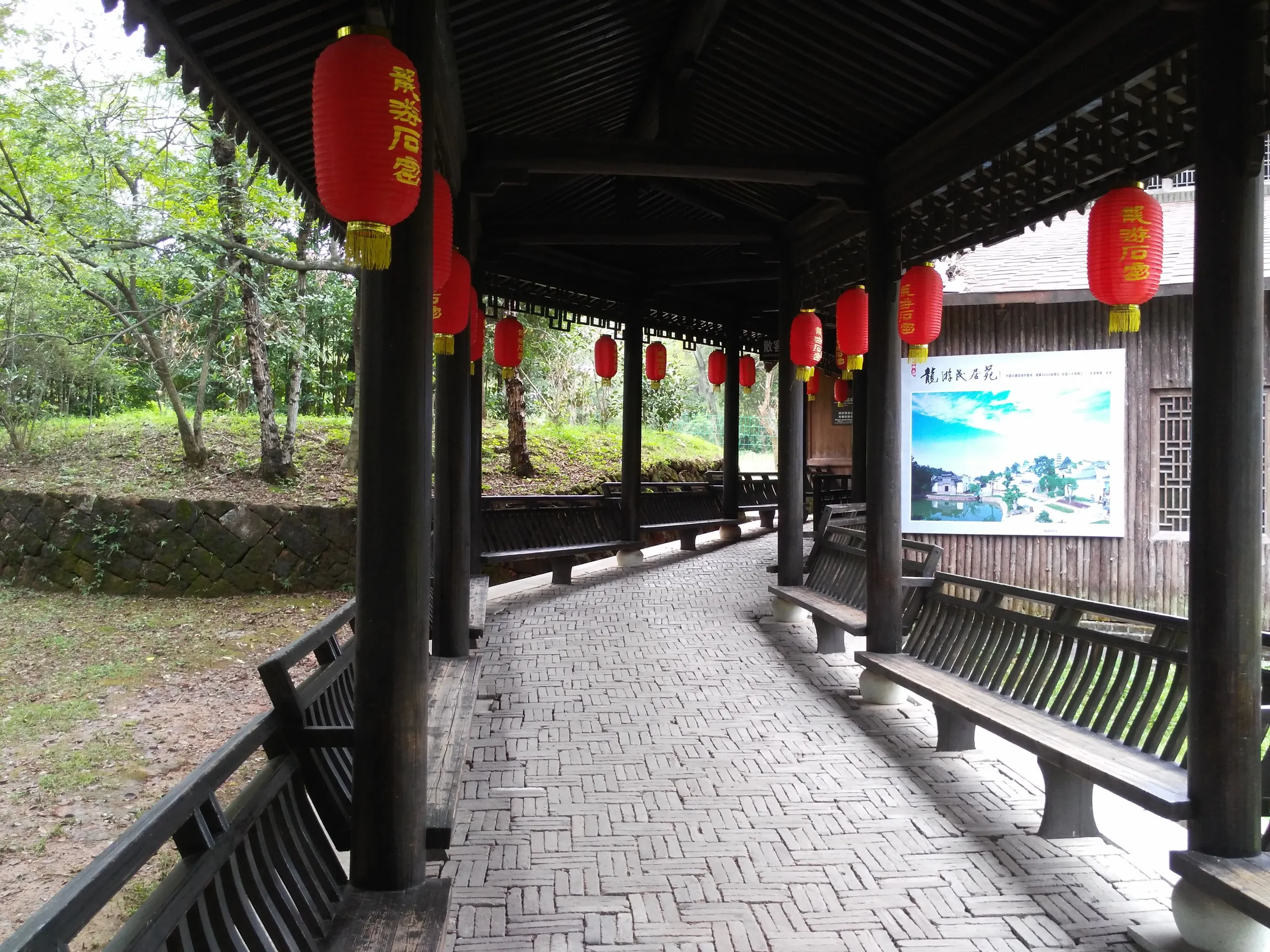 石窟へと下る階段