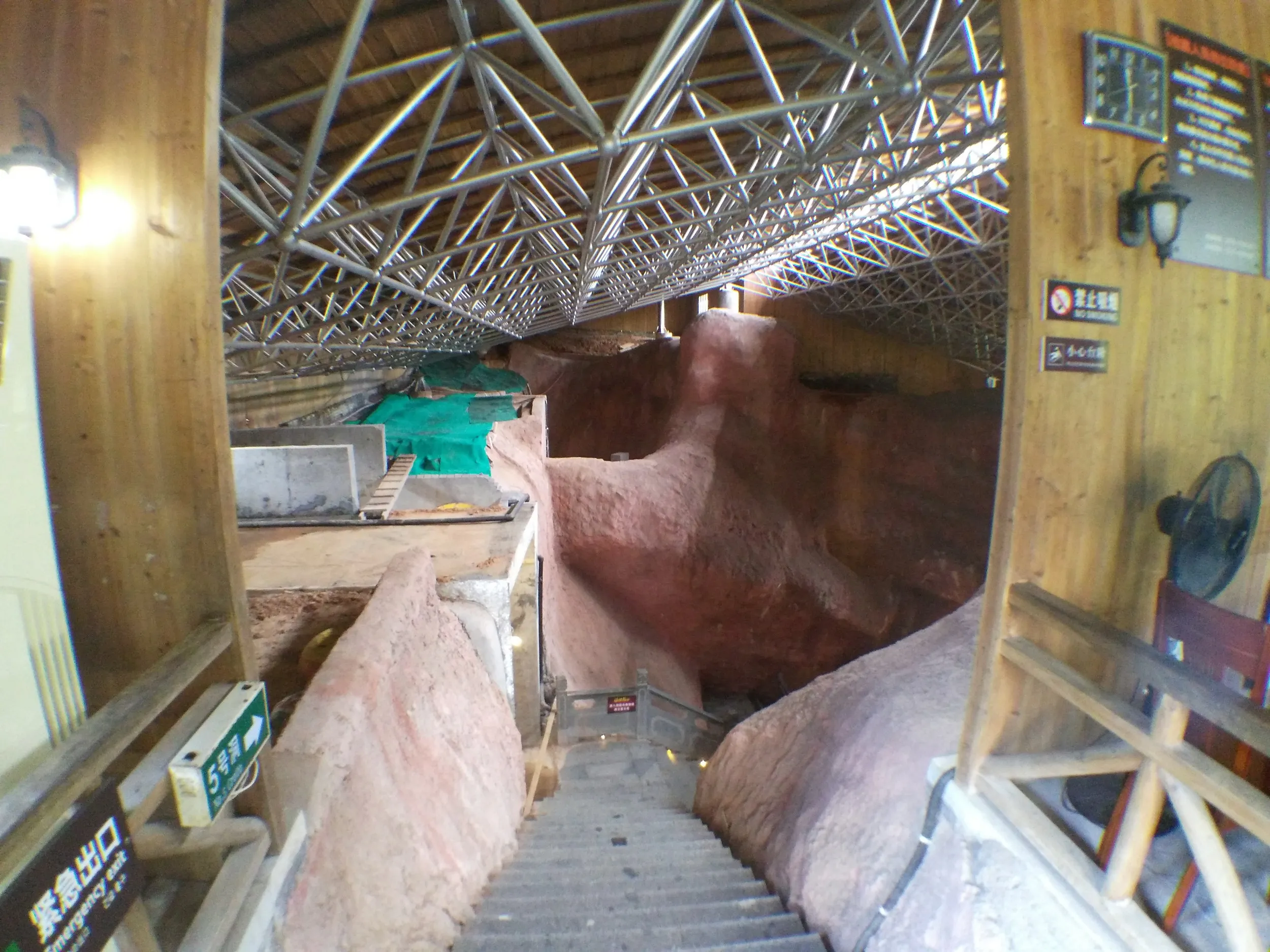 広大な石窟内部