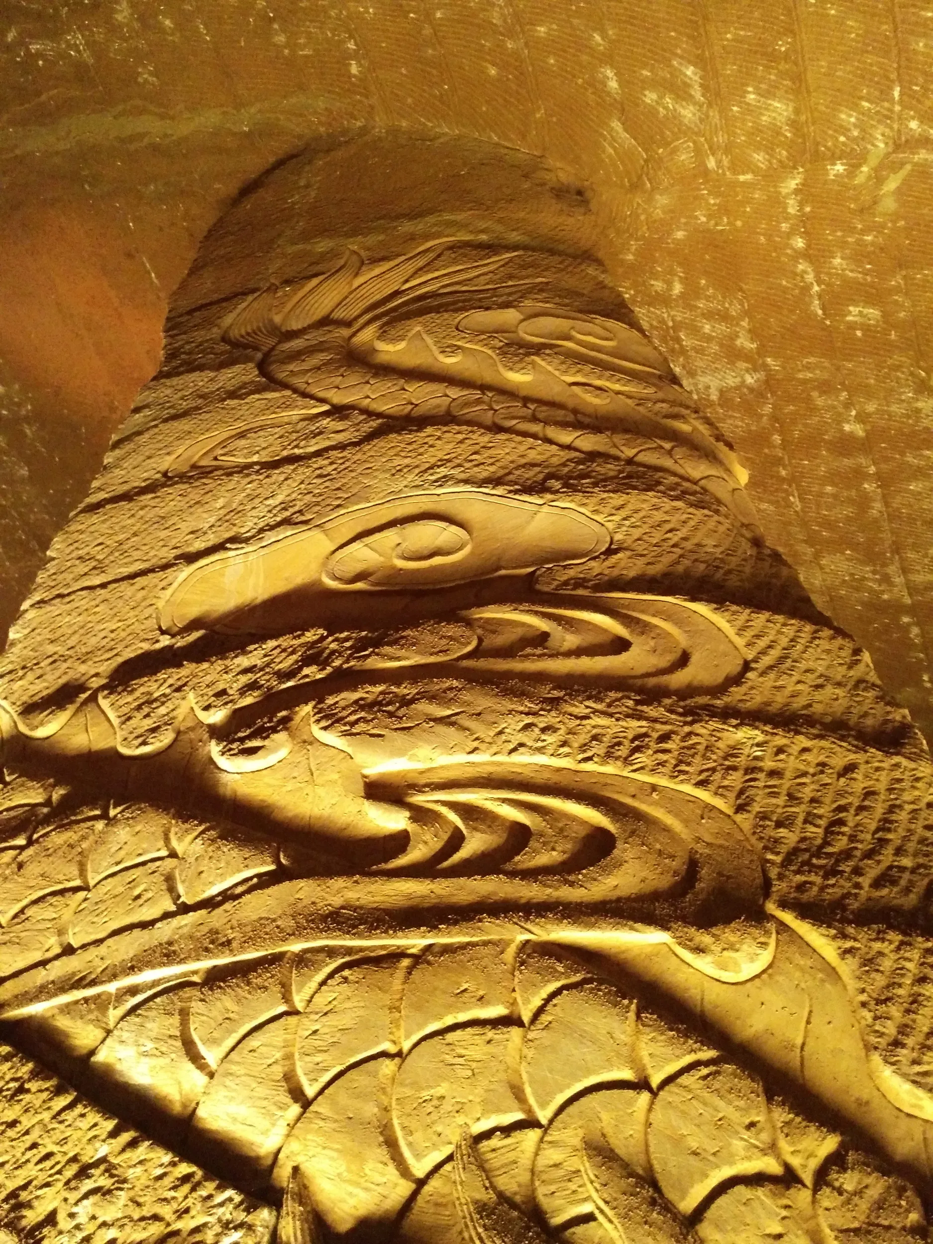 龍の彫刻がある柱