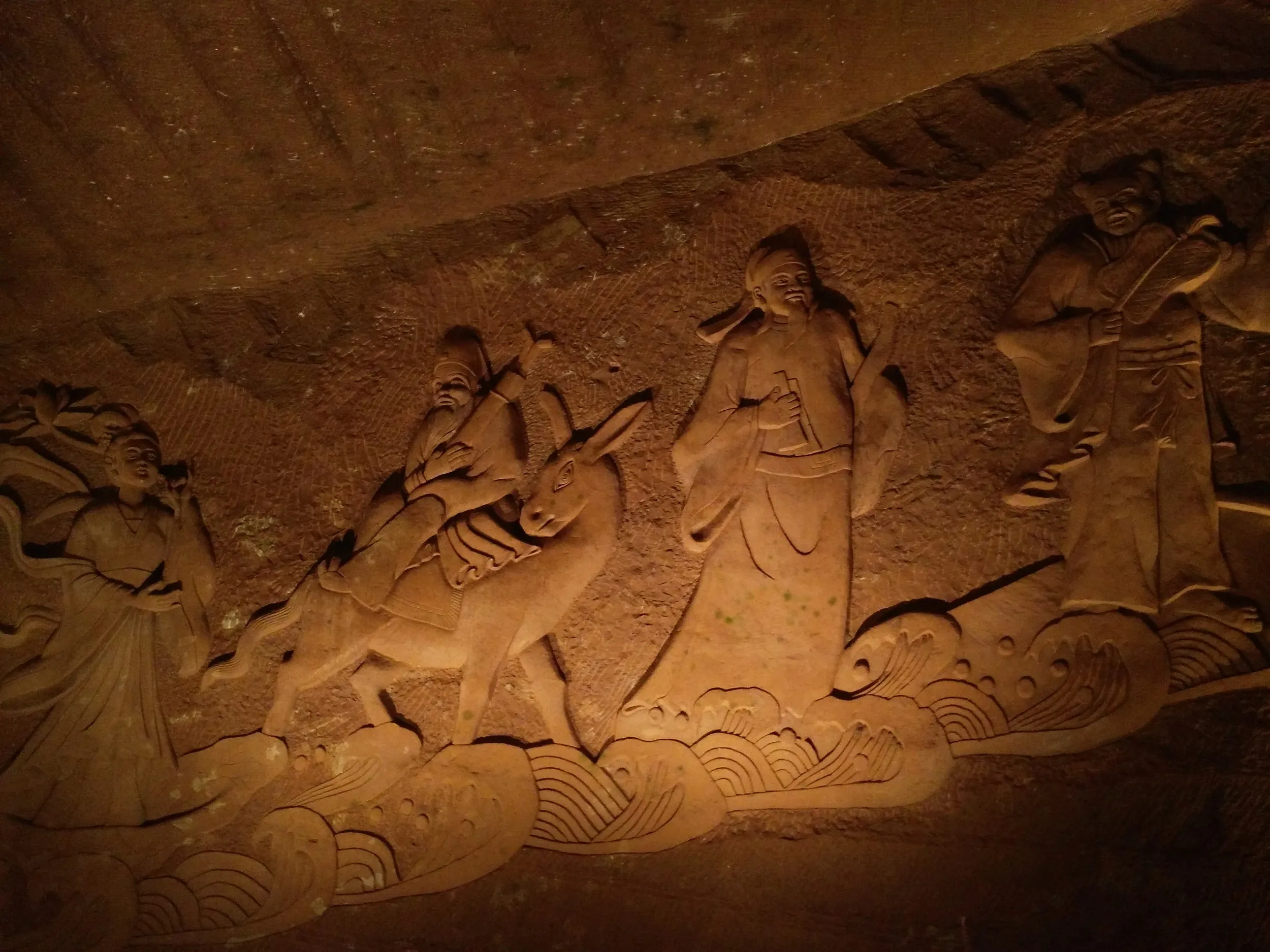 壁画のような彫刻