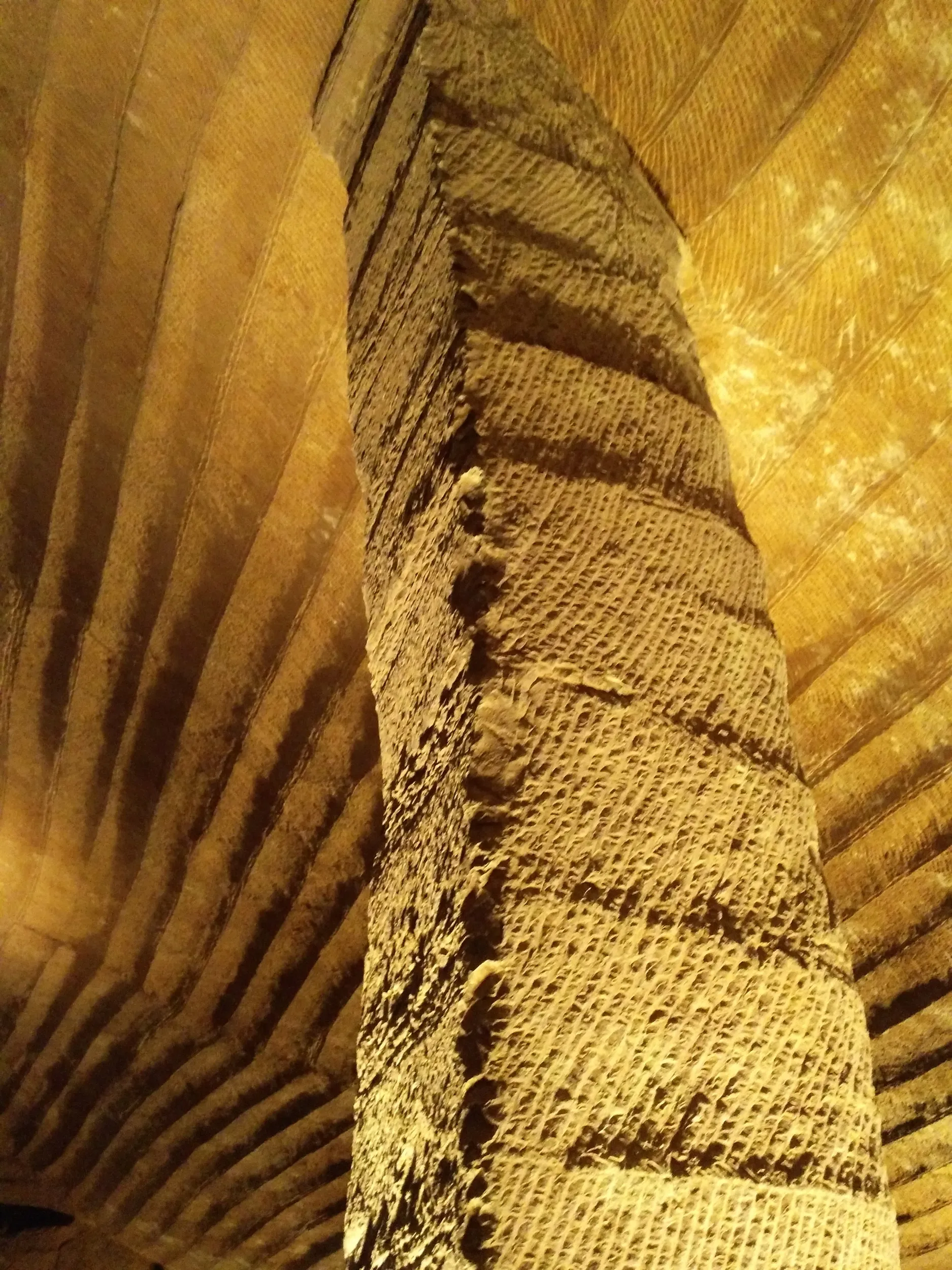 印がつけられた壁面