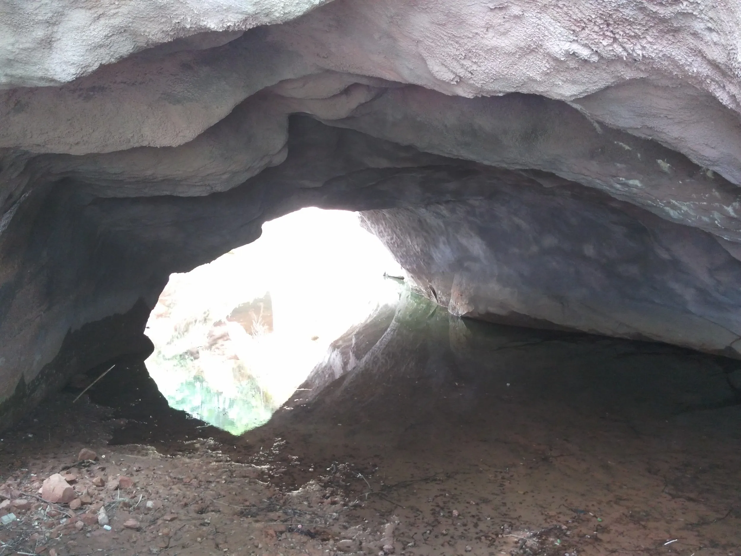 水没している未調査の洞窟