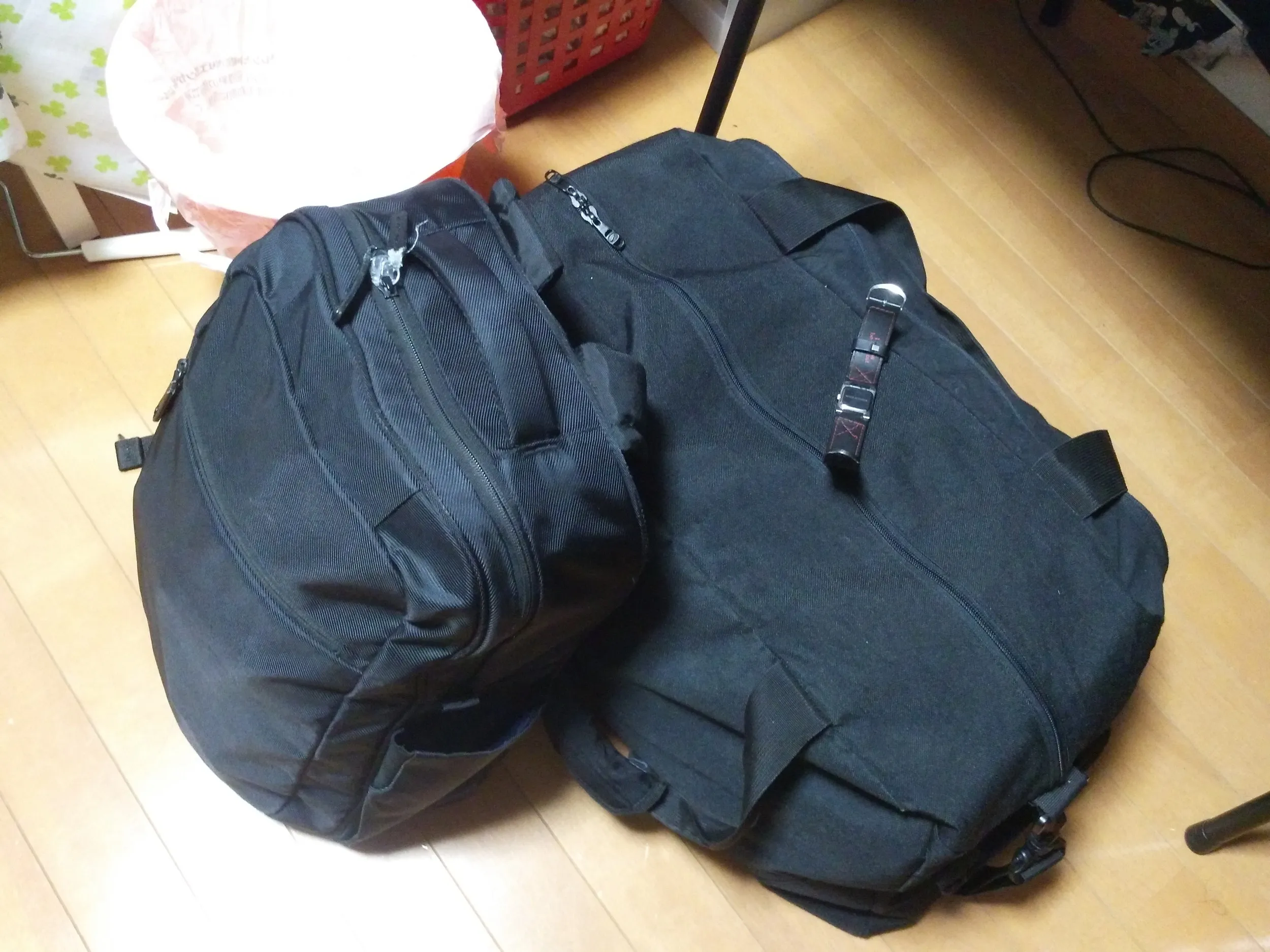 中国へ出発する鞄2つ