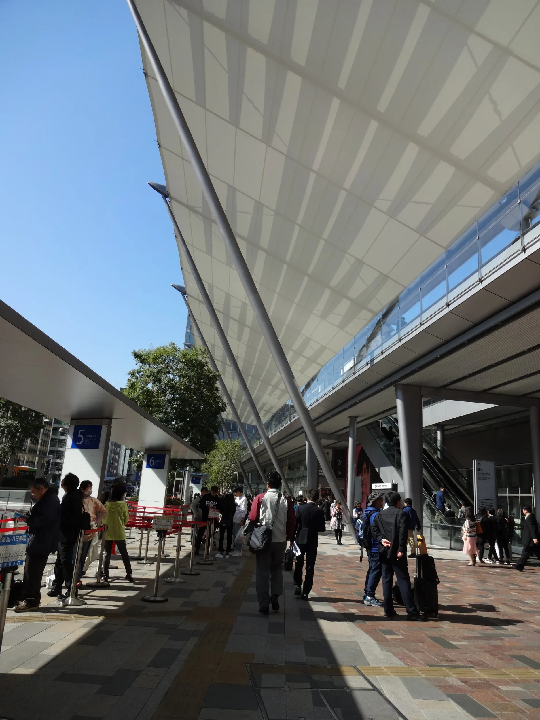 東京駅からバスで移動
