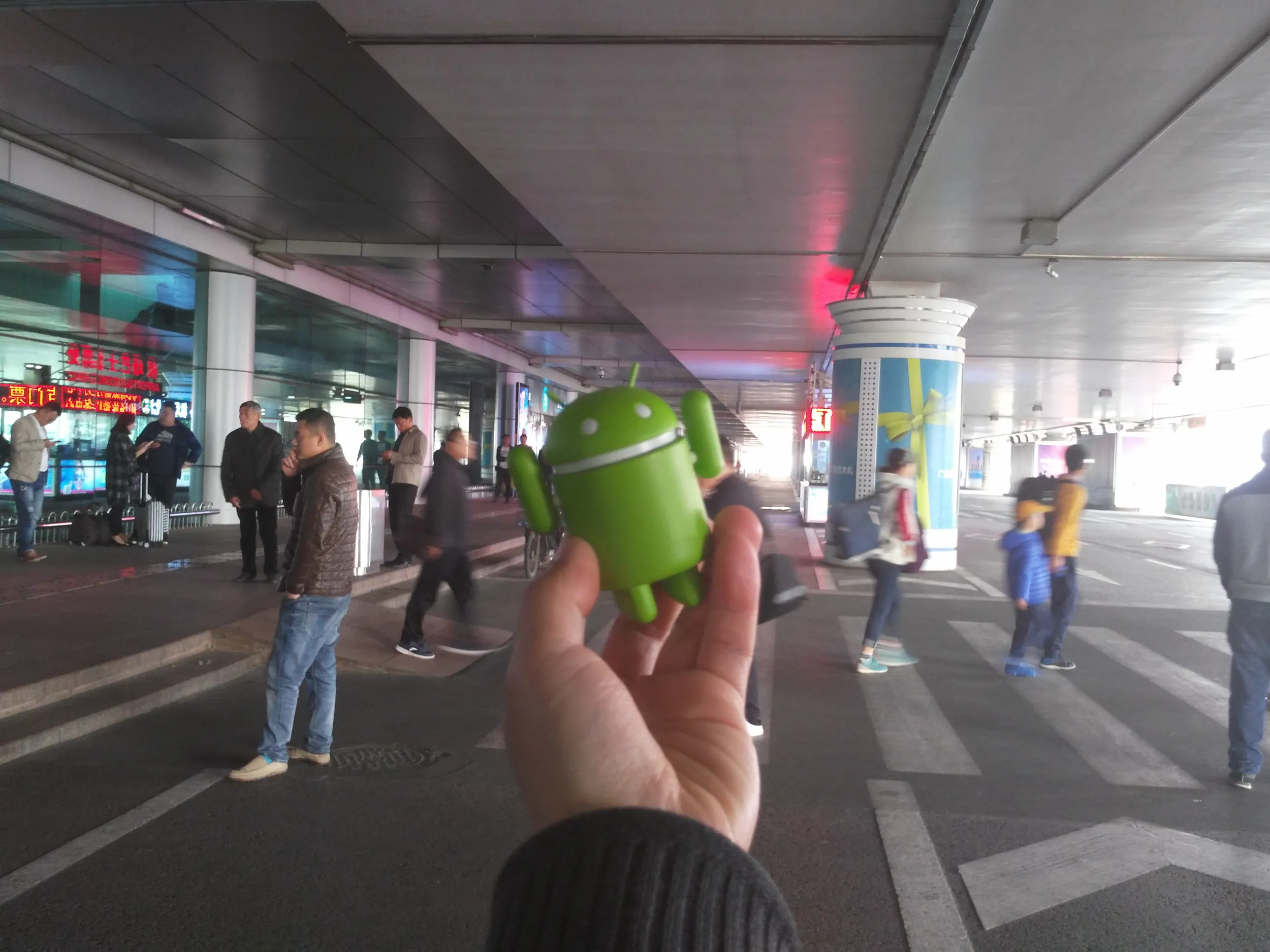 大連周水子国際空港に到着