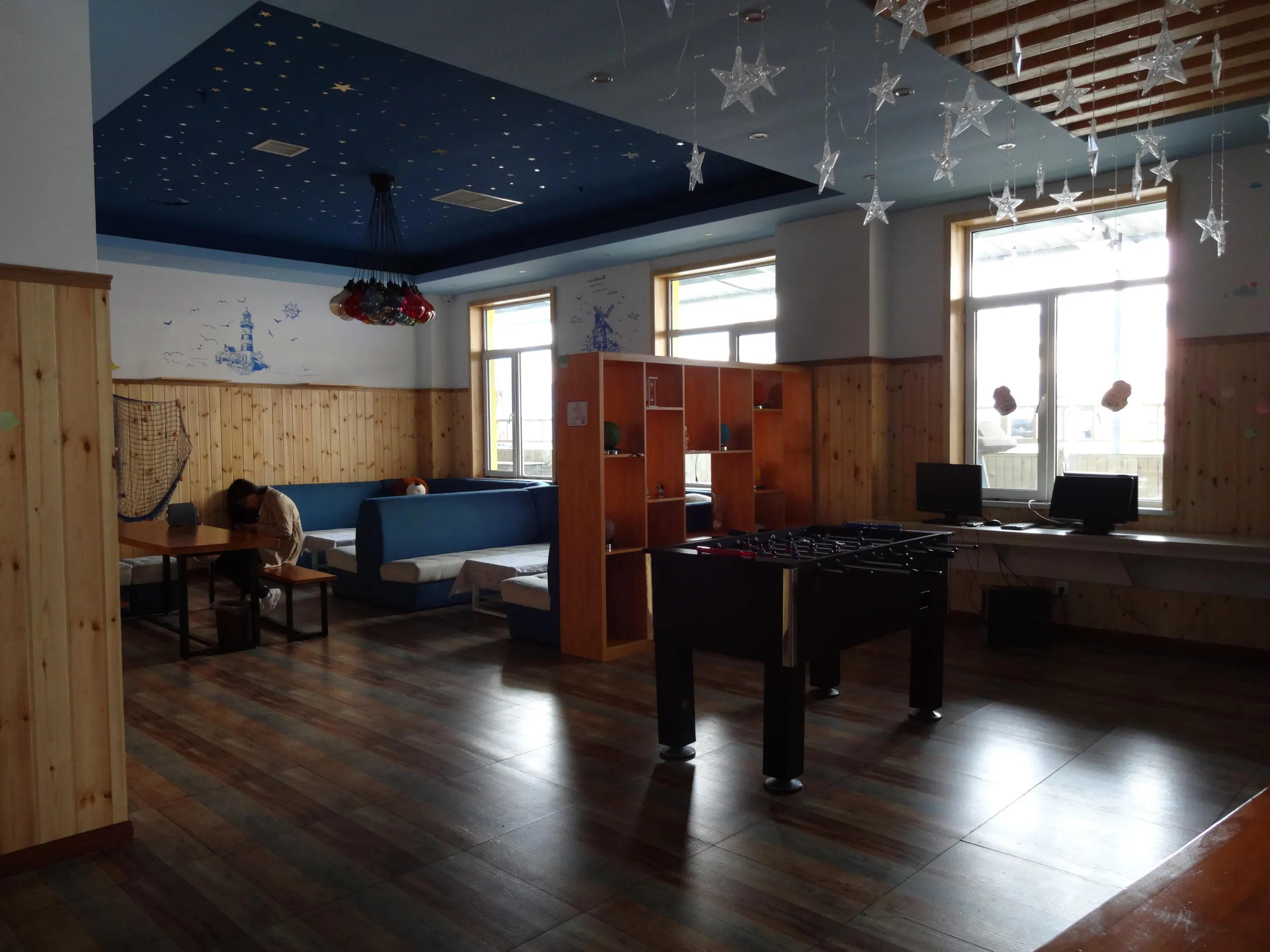 ユースホステルのラウンジ