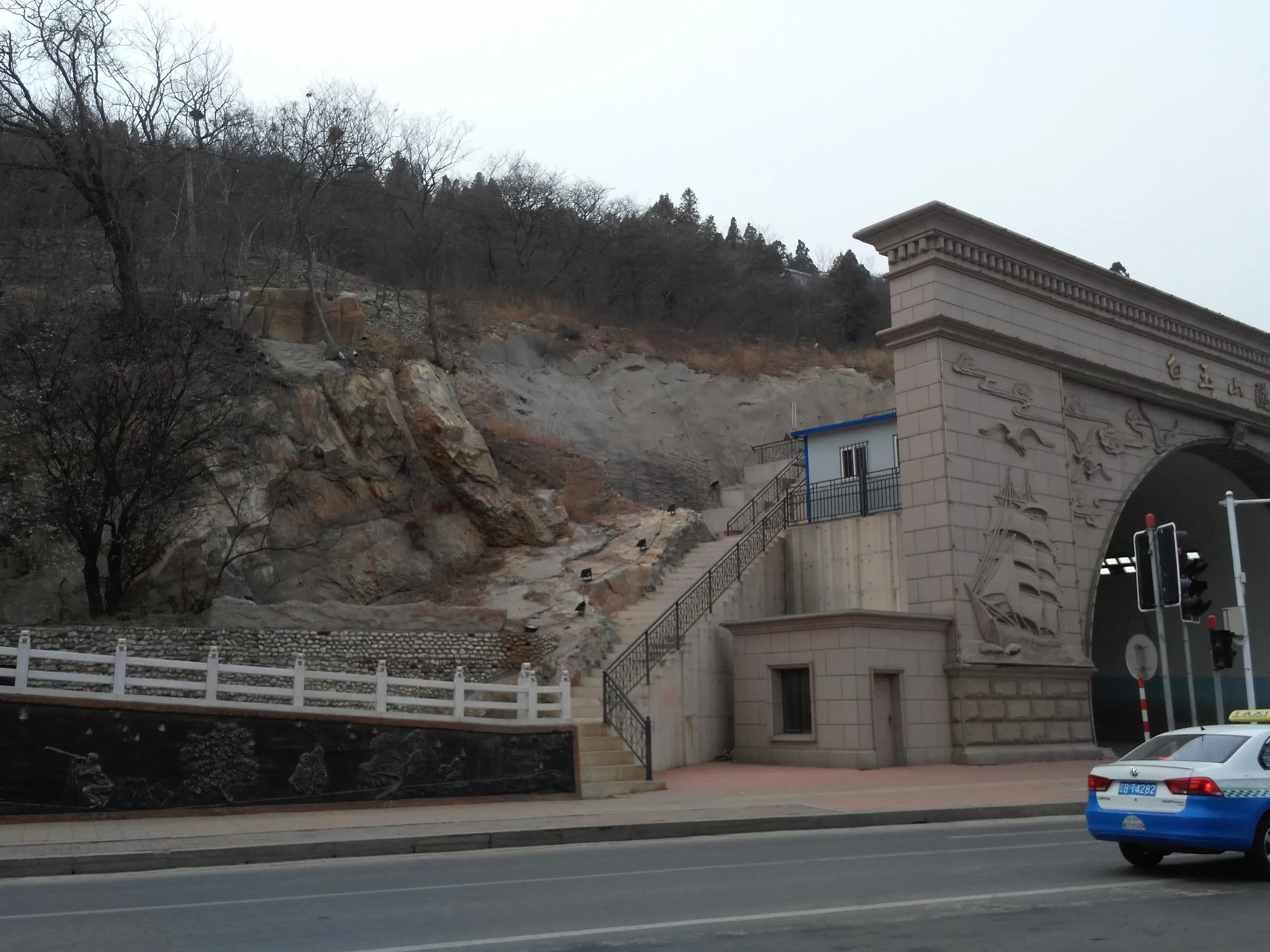 白玉山の登山道