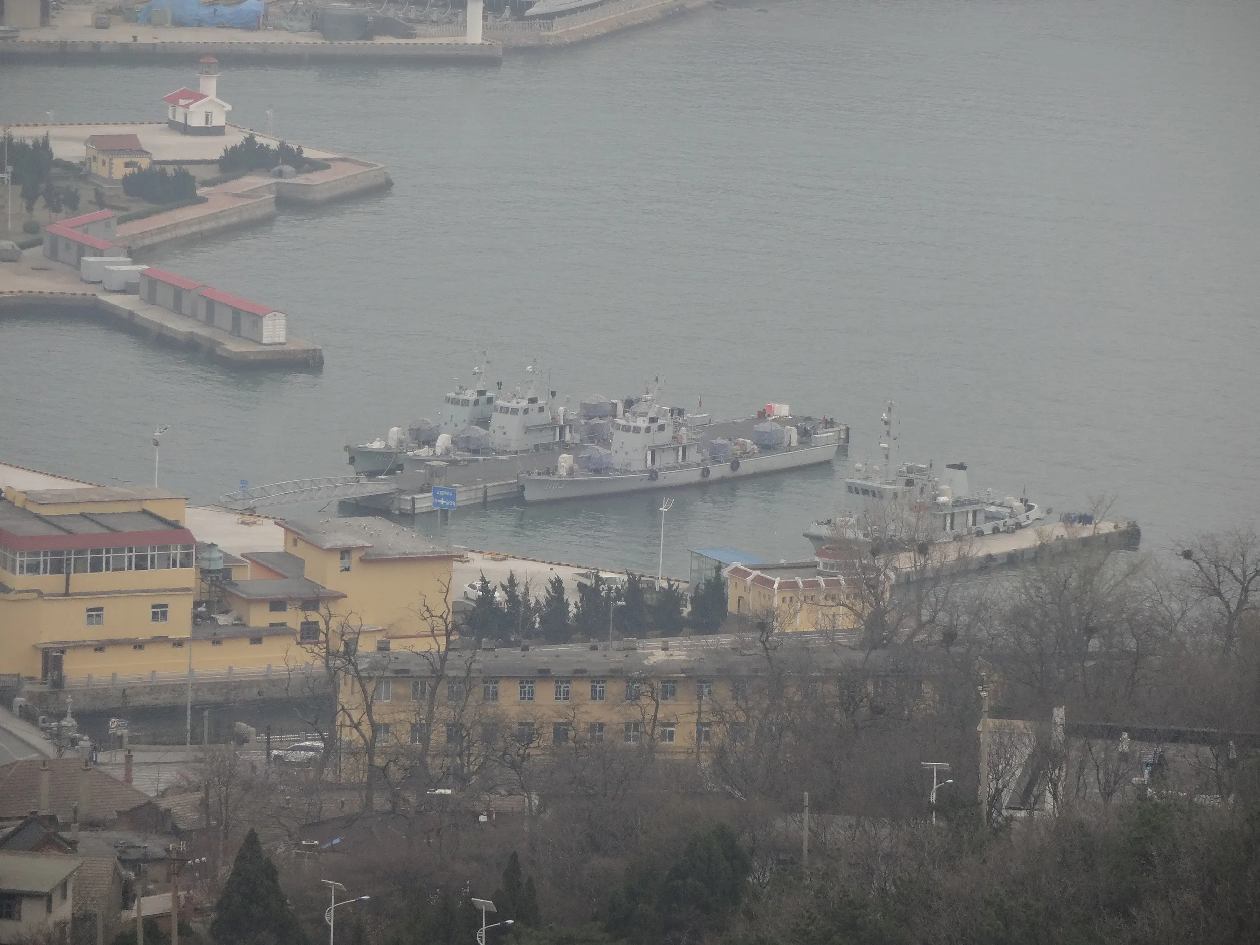 造船所などが見える