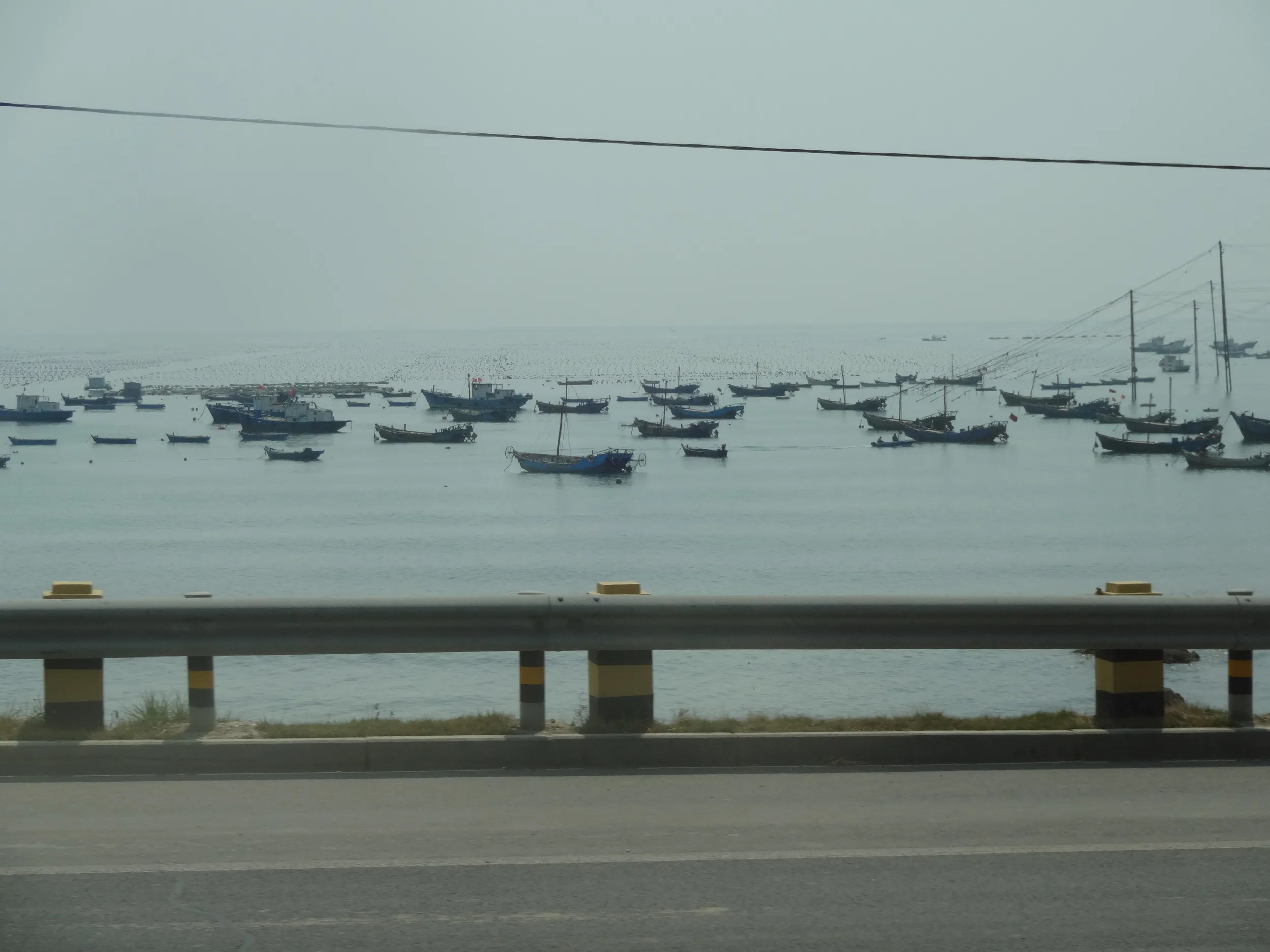 旅順の街に入ってきたバス