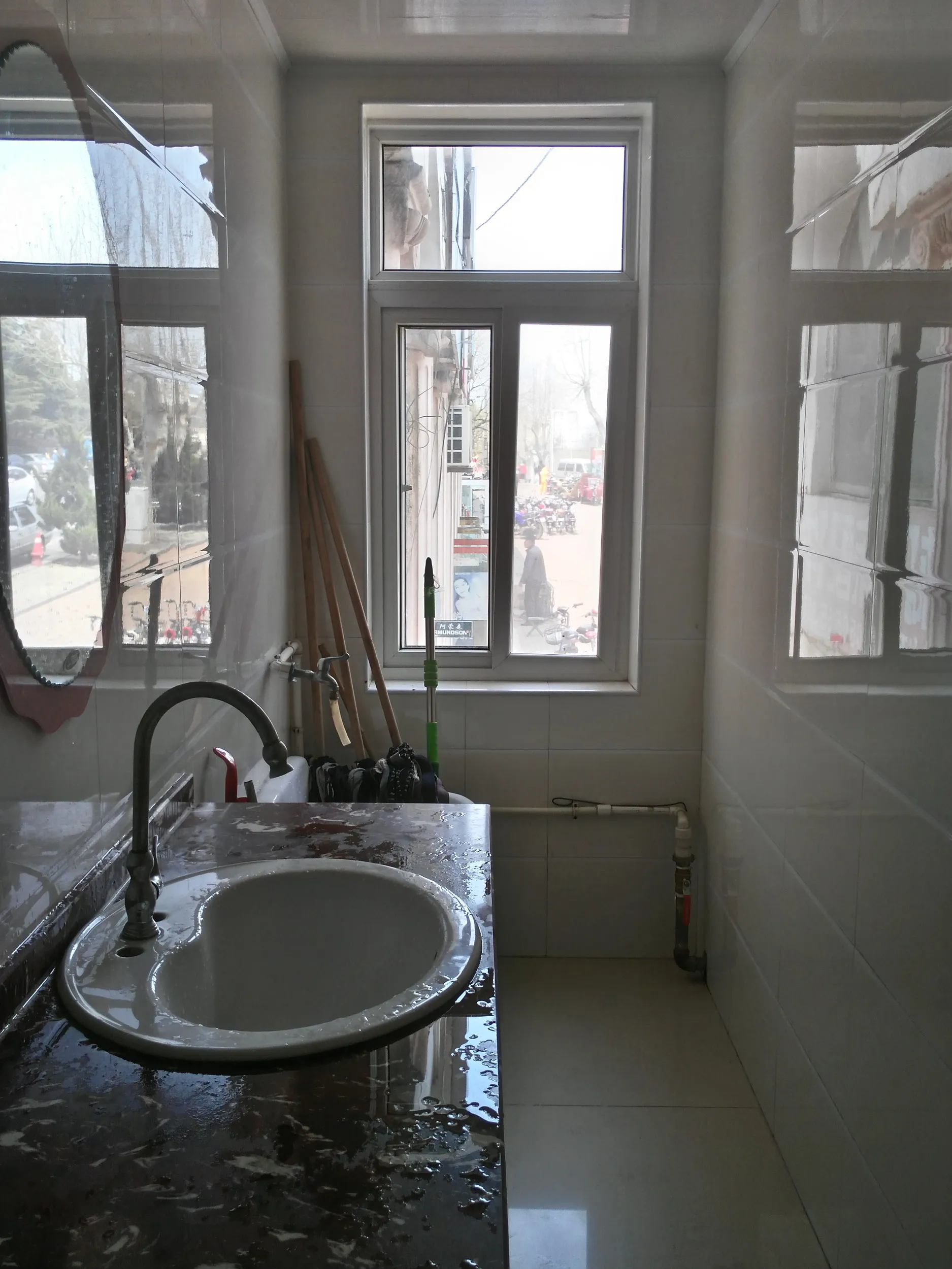 菊の紋章があるトイレ