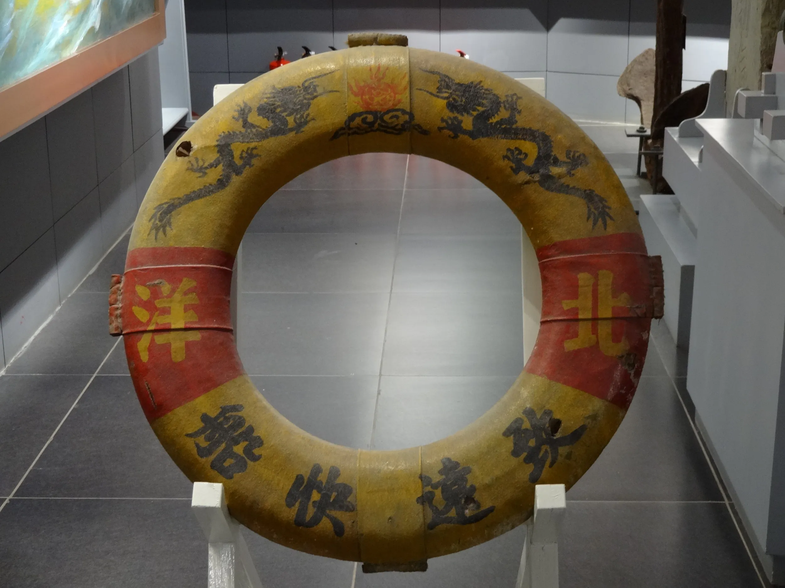 速射砲と浮き輪