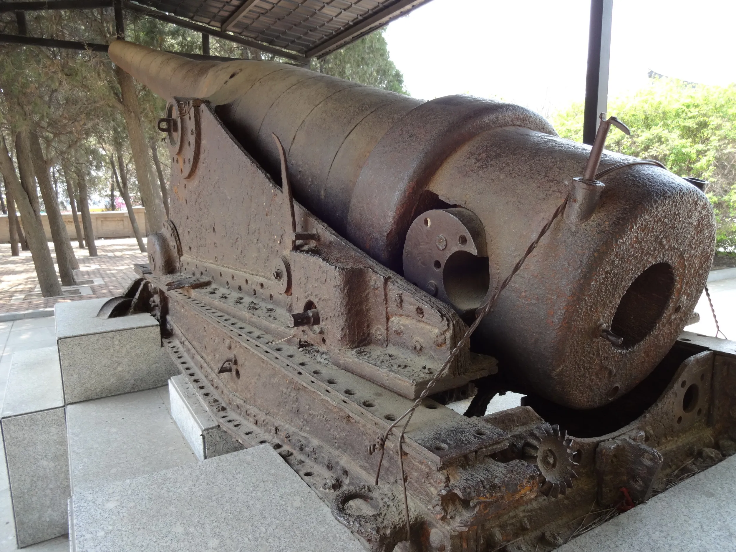 万忠墓のカノン砲