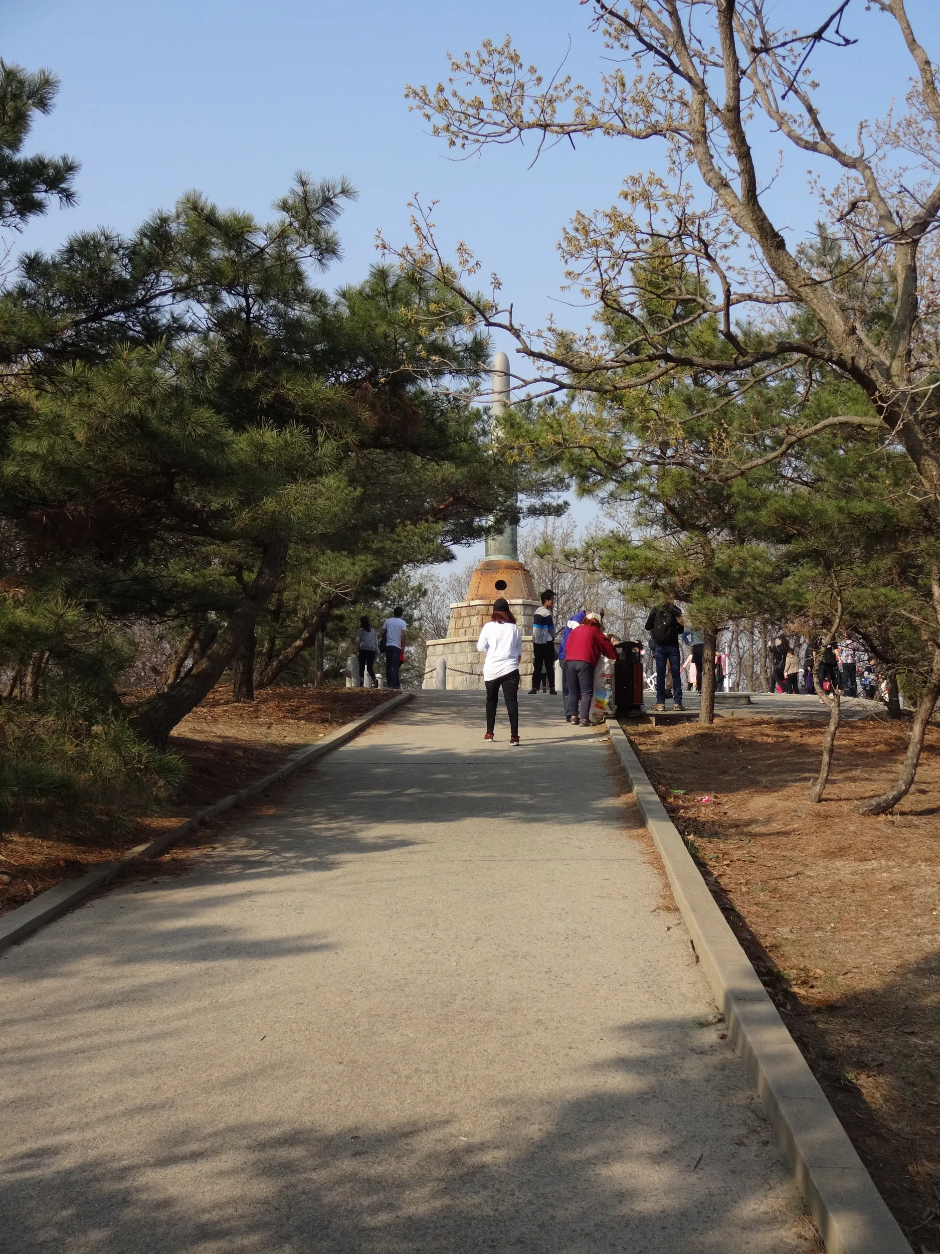 慰霊碑へ向かう