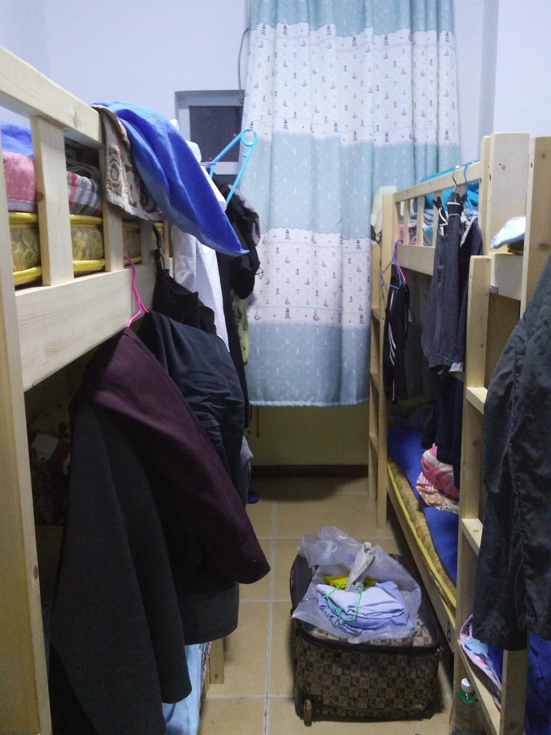 ユースホステルの部屋（タコ部屋）