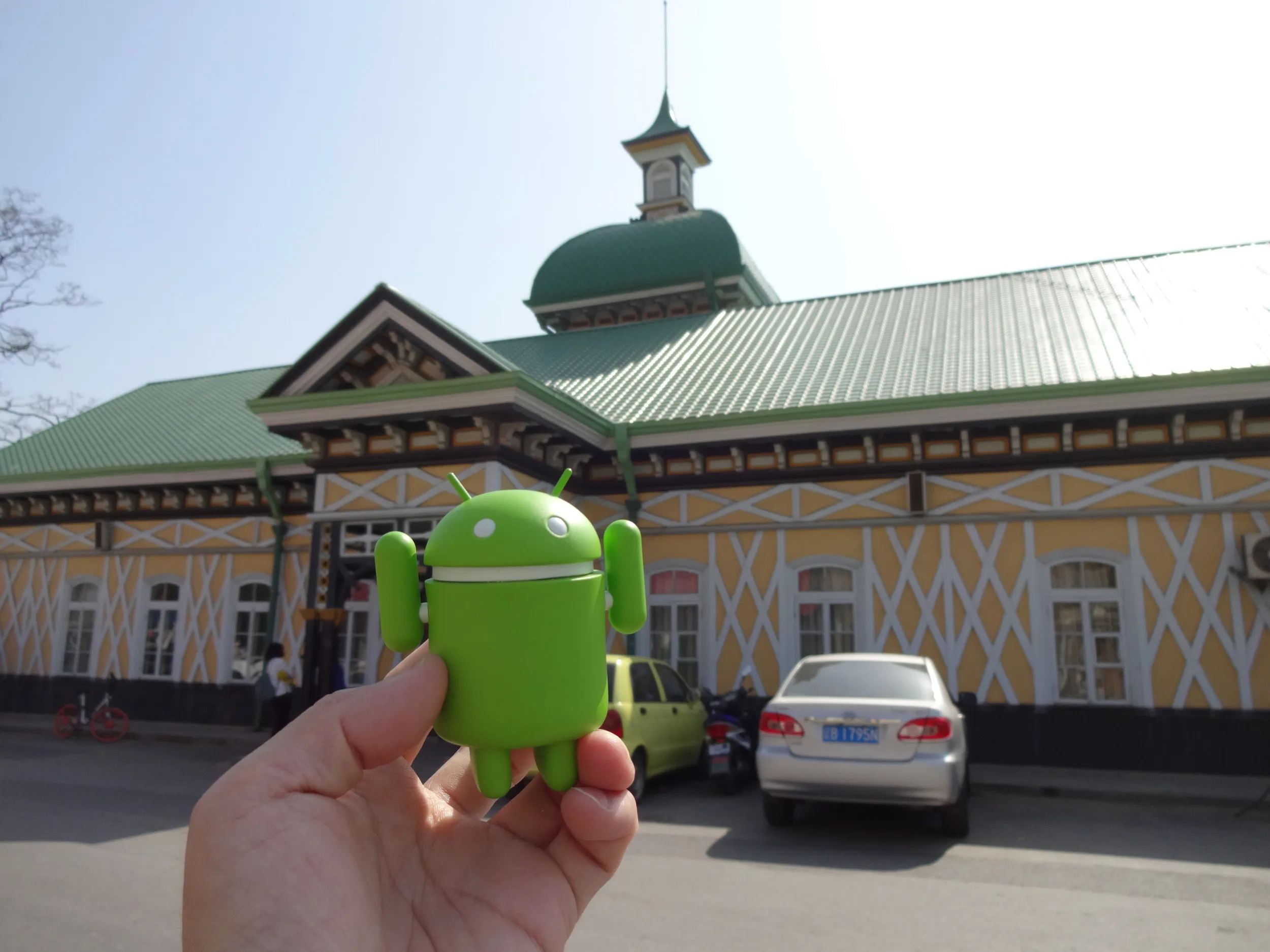 旅順駅正面でドロイド君