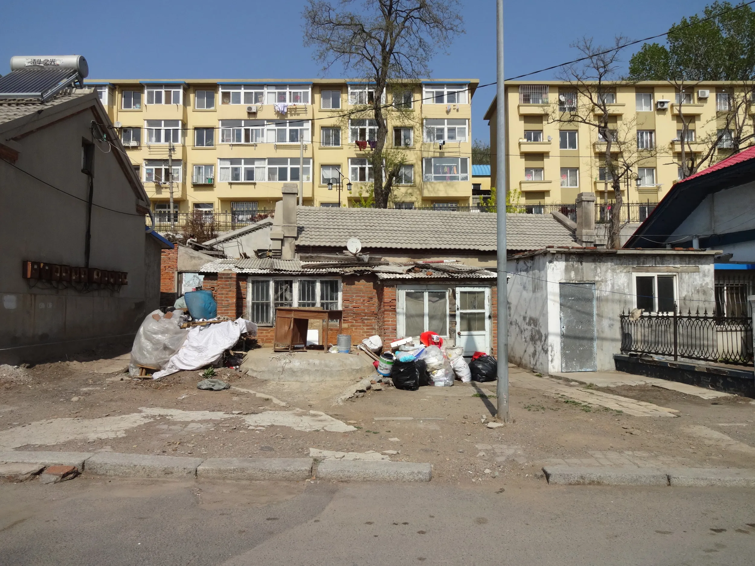 駅の向かい側の建物