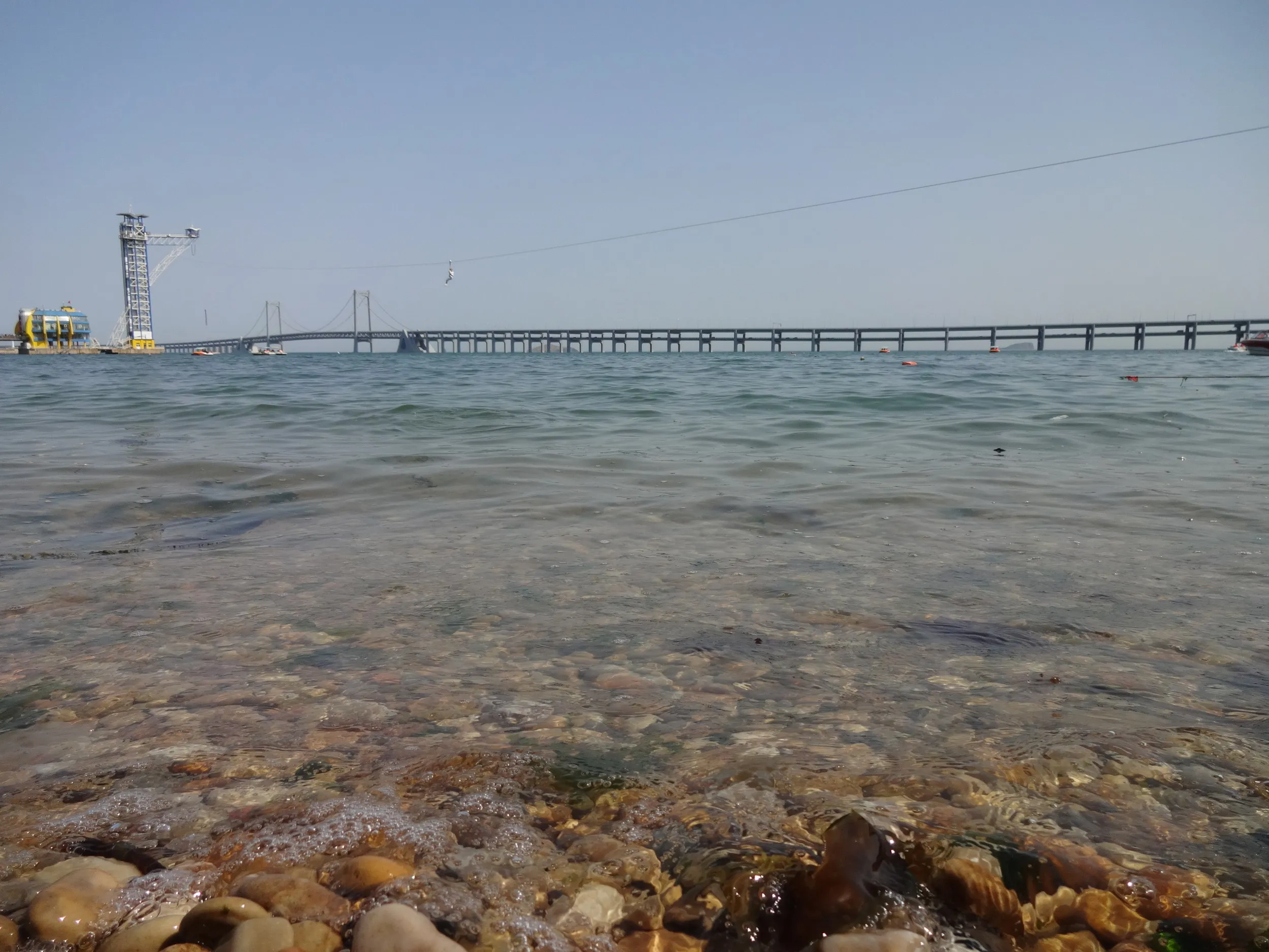 海岸から見える星海湾大橋
