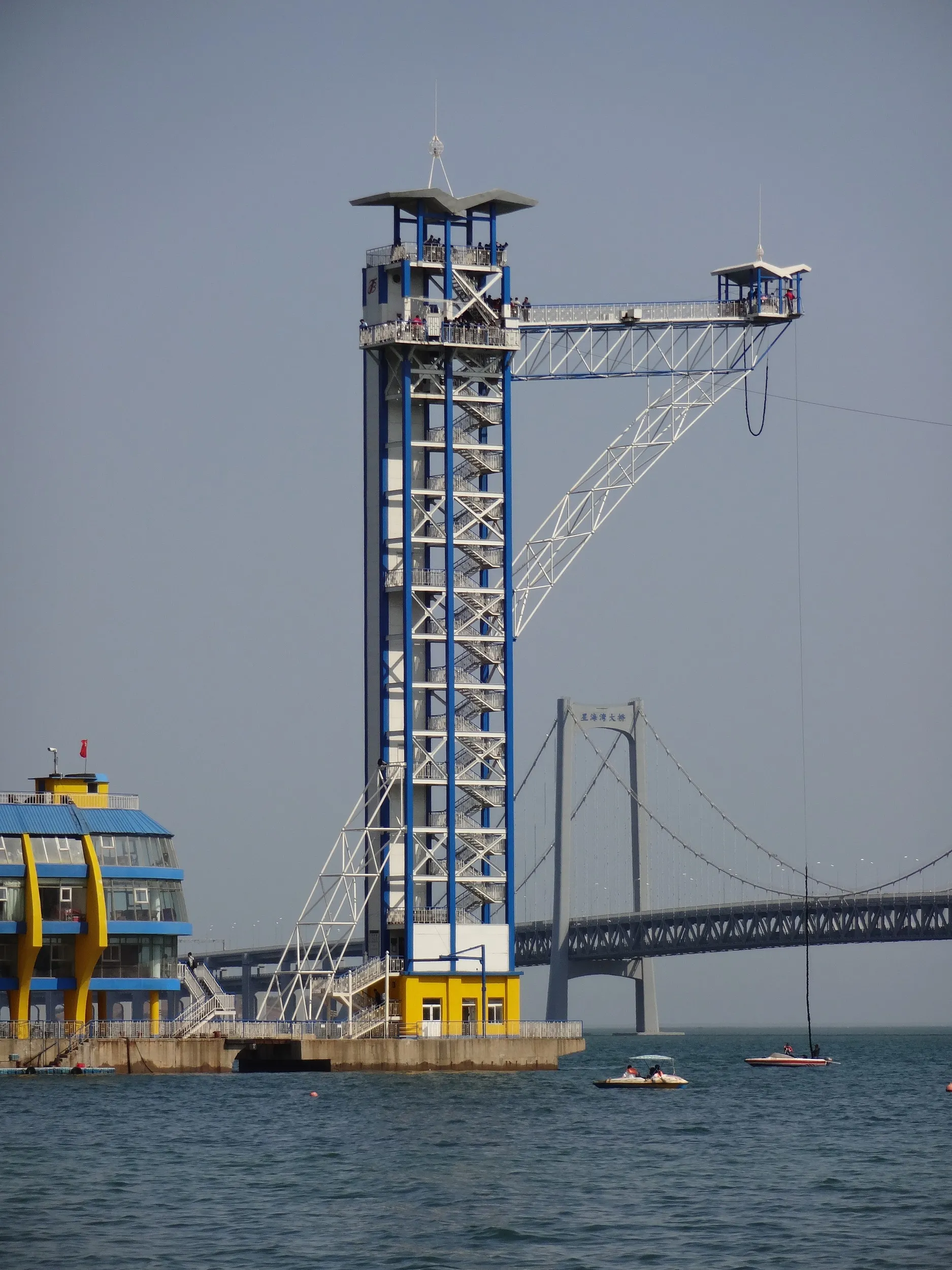 バンジージャンプのアトラクション