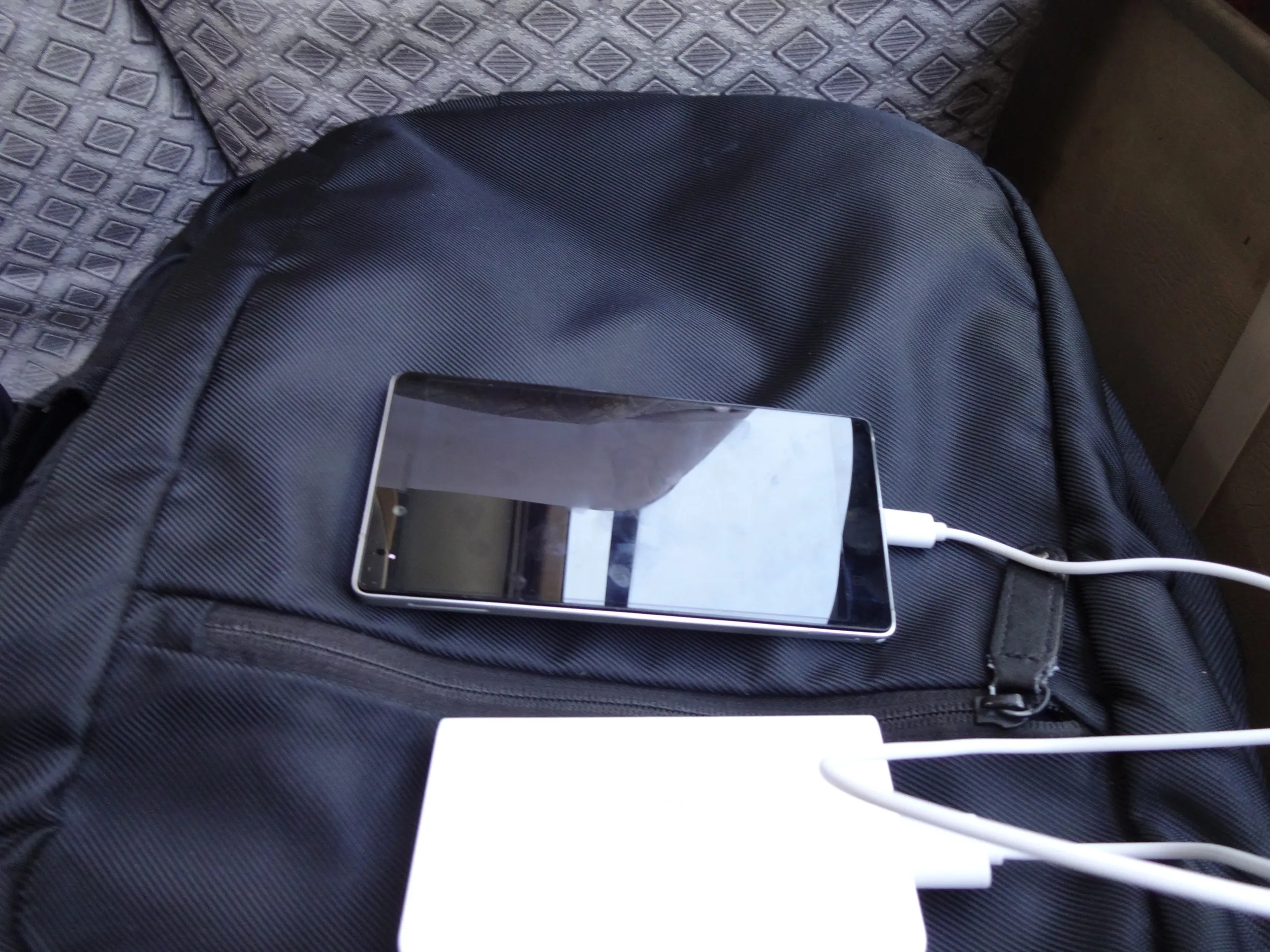 スマホを充電しつつ移動