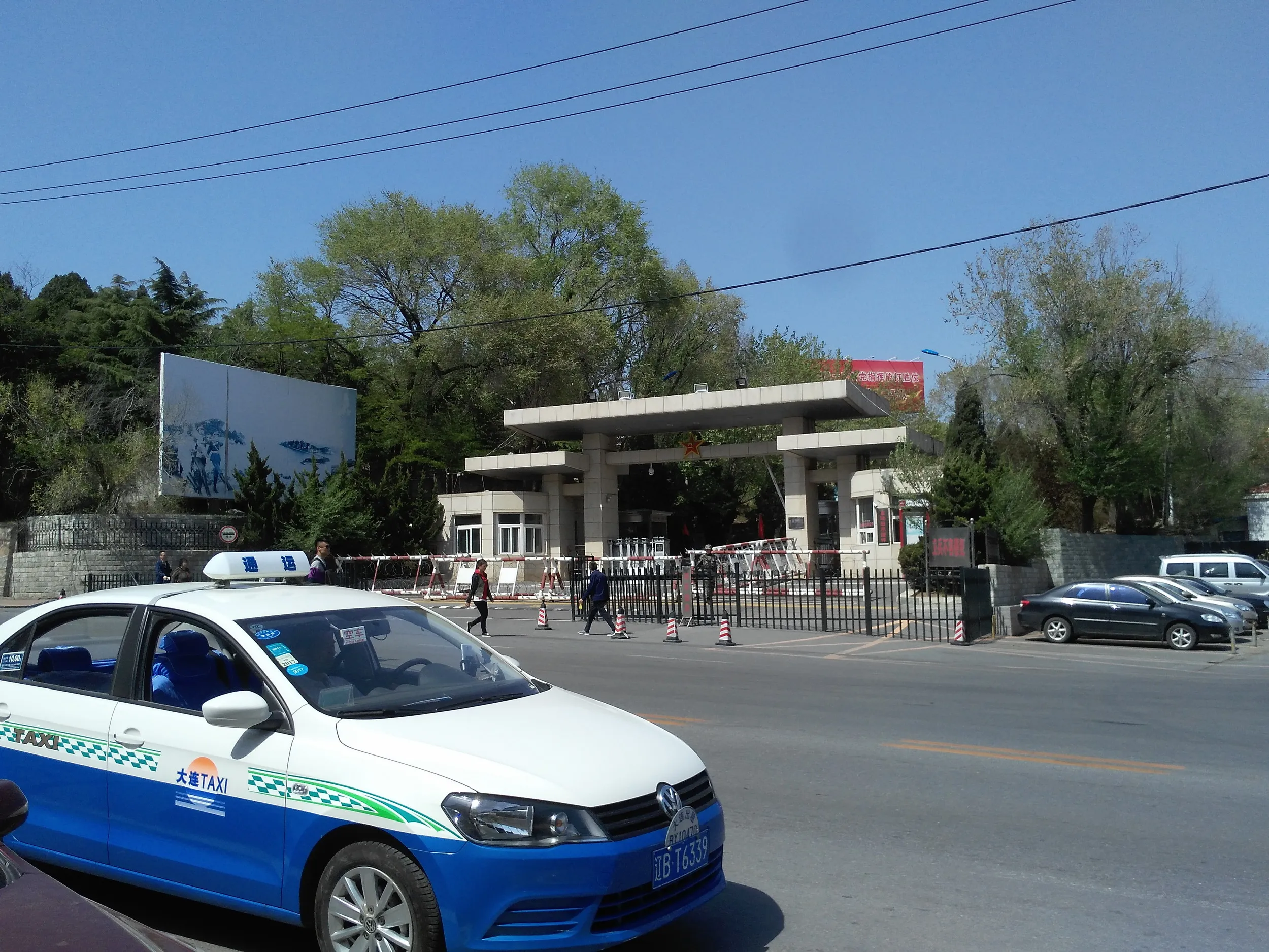 タクシーで東鶏冠山へ向かう