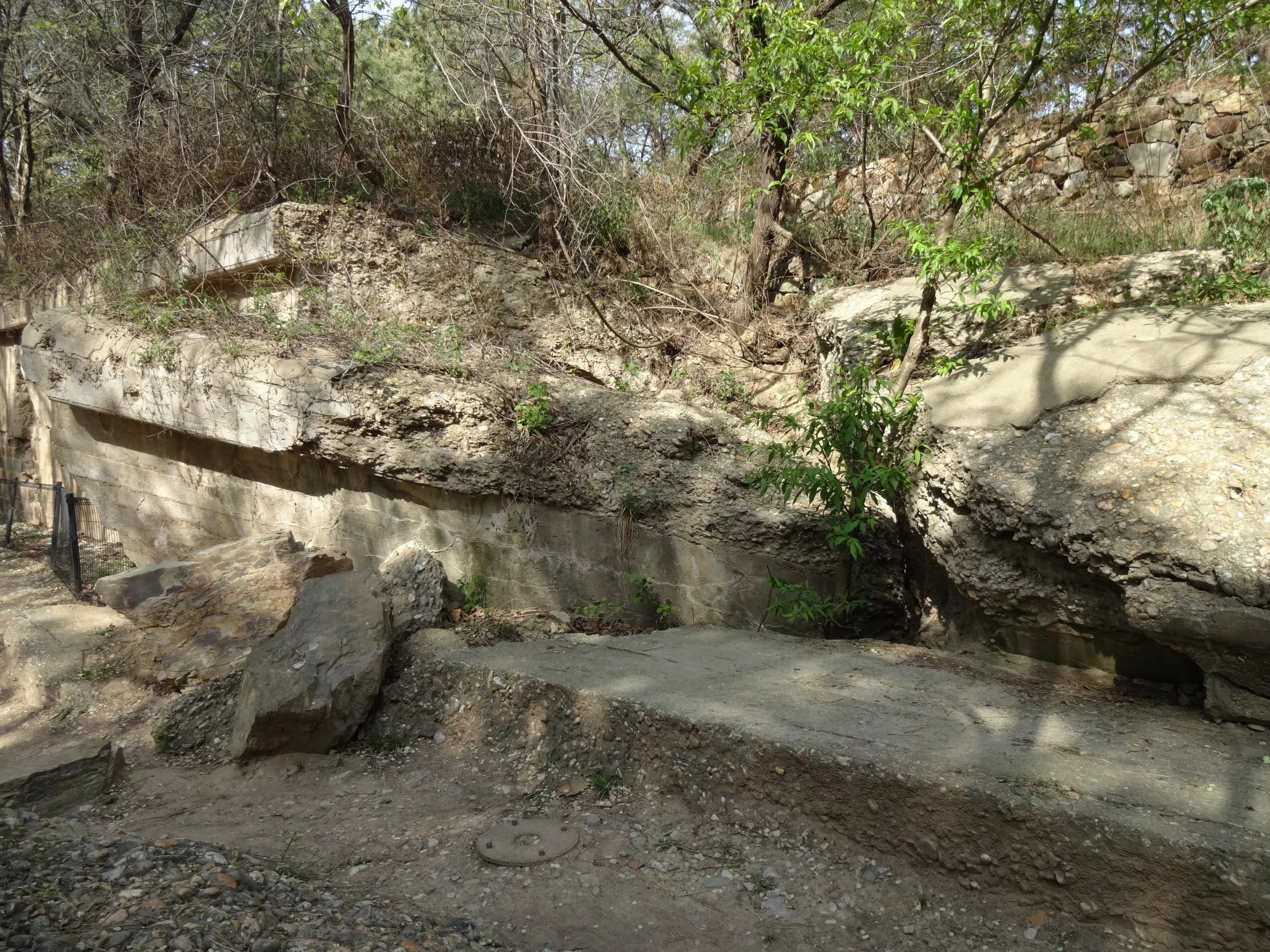 風化した堡塁跡
