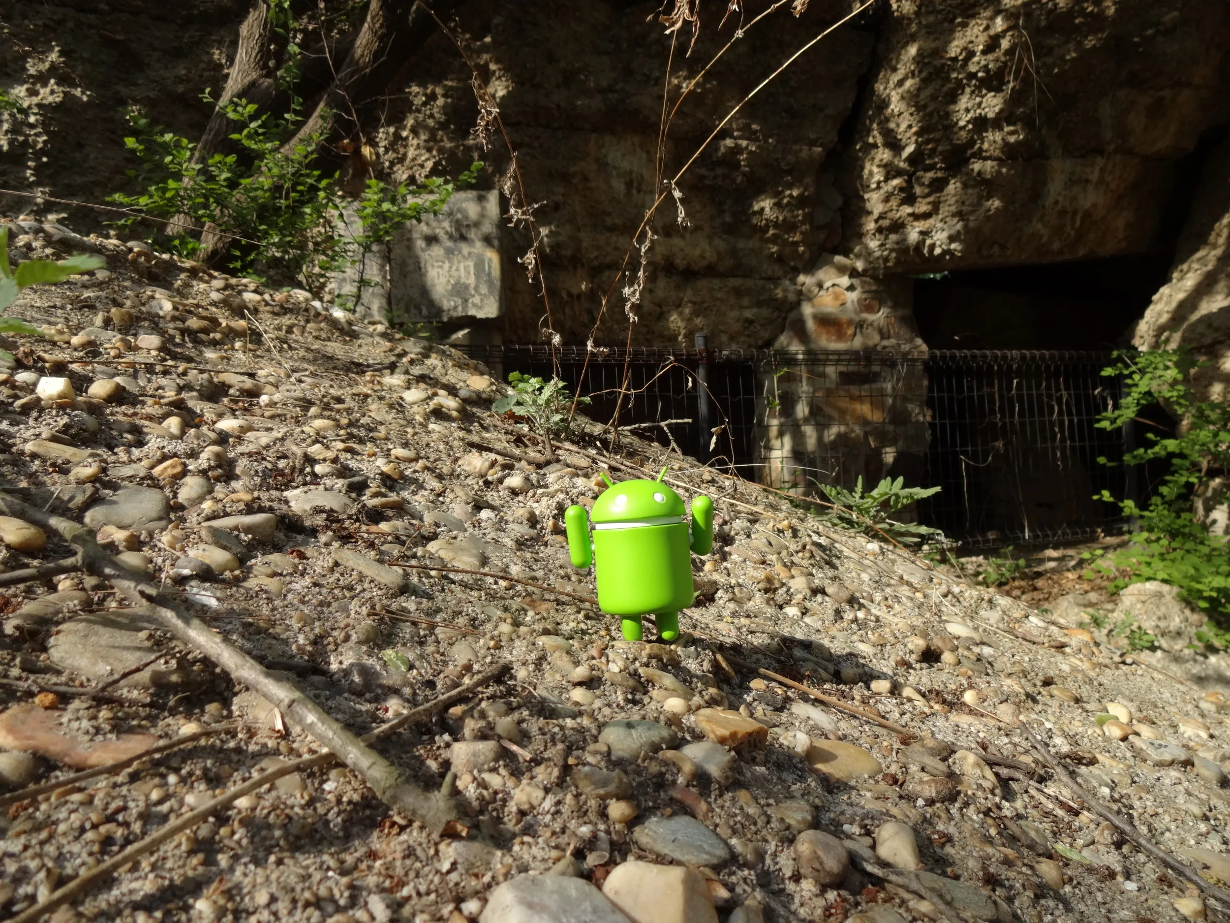 爆破突破された場所でドロイド君