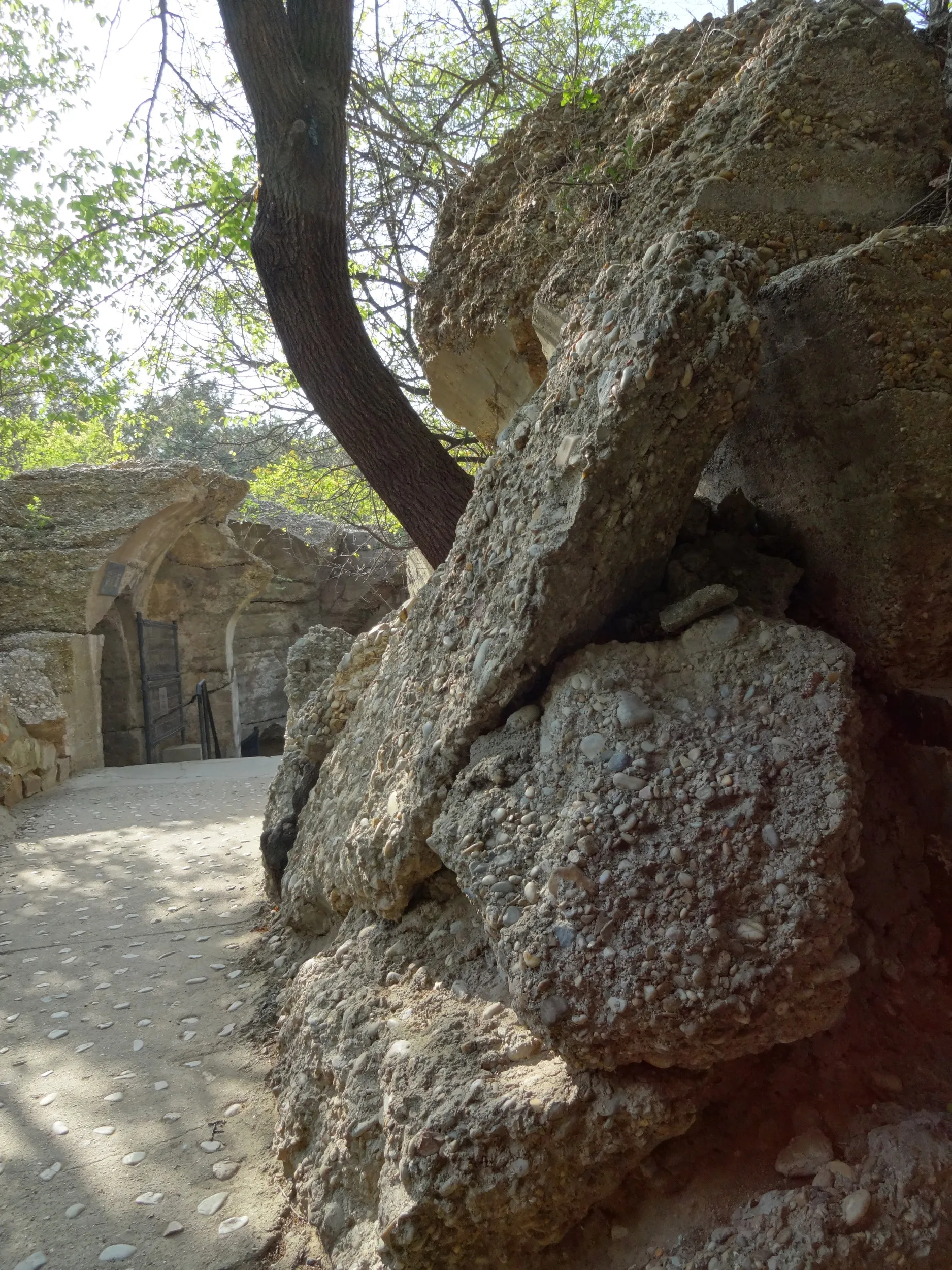 破壊された天井