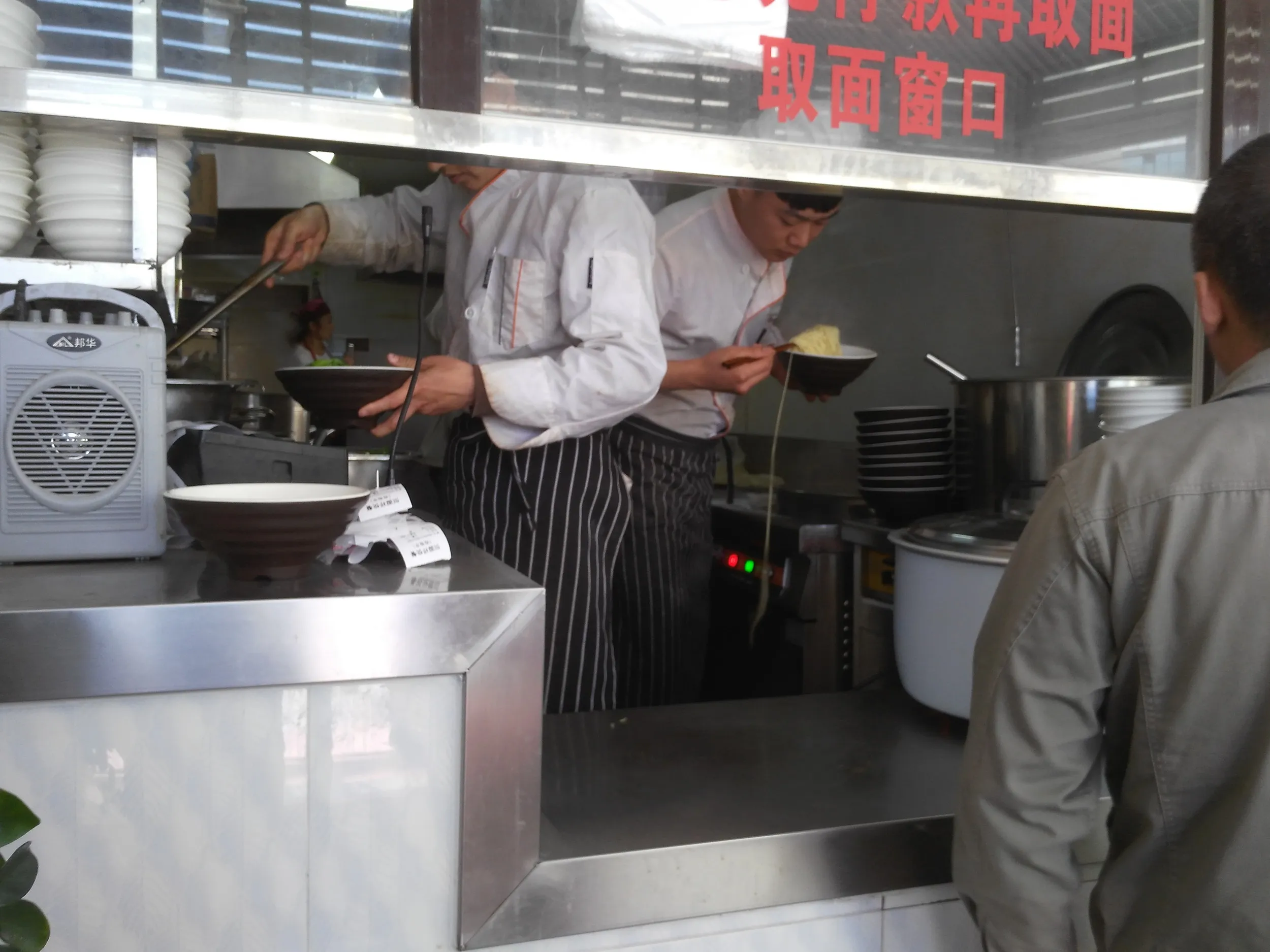 清香拉麺快餐での食事