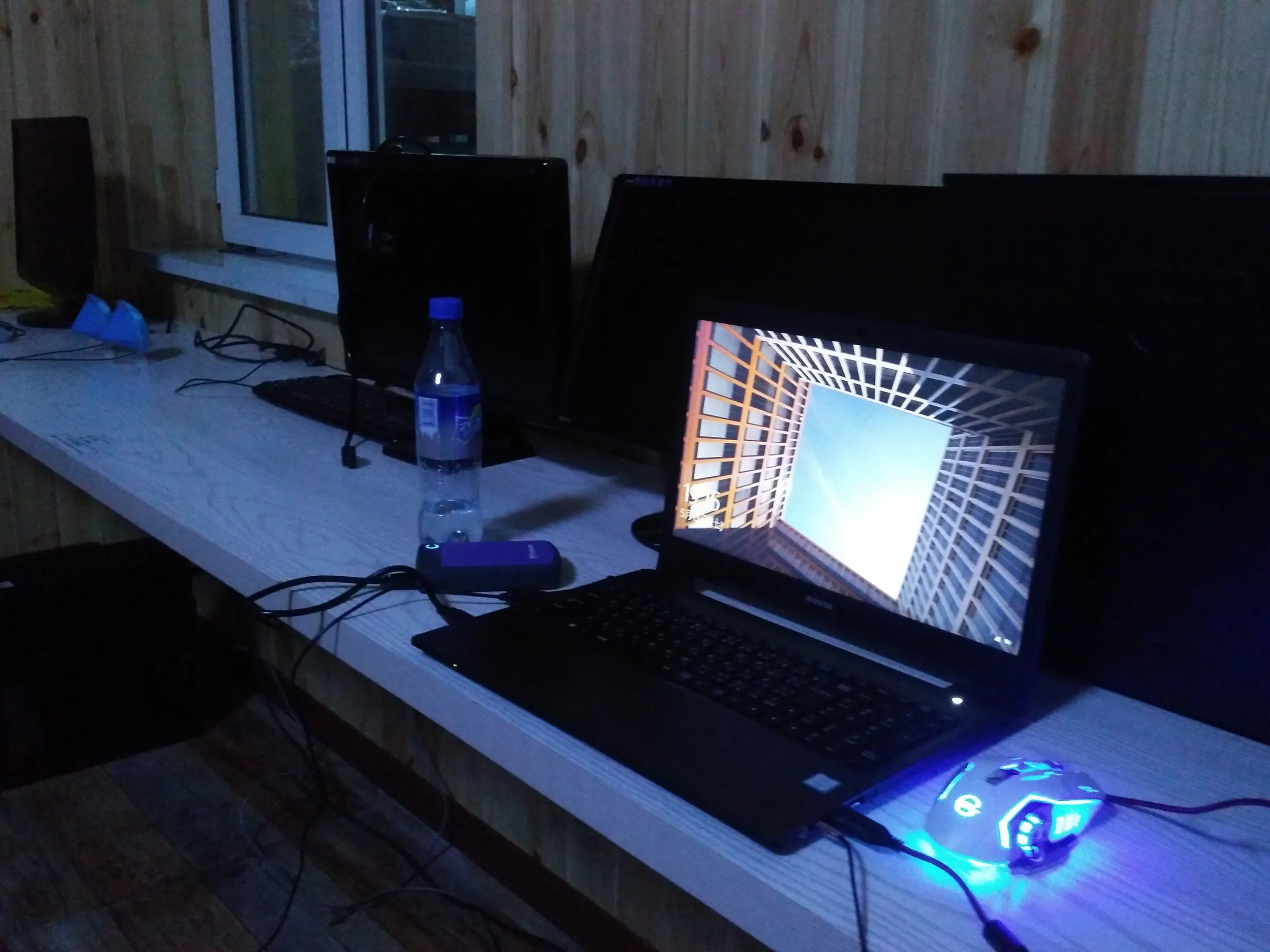 ユースホステルでの動画編集