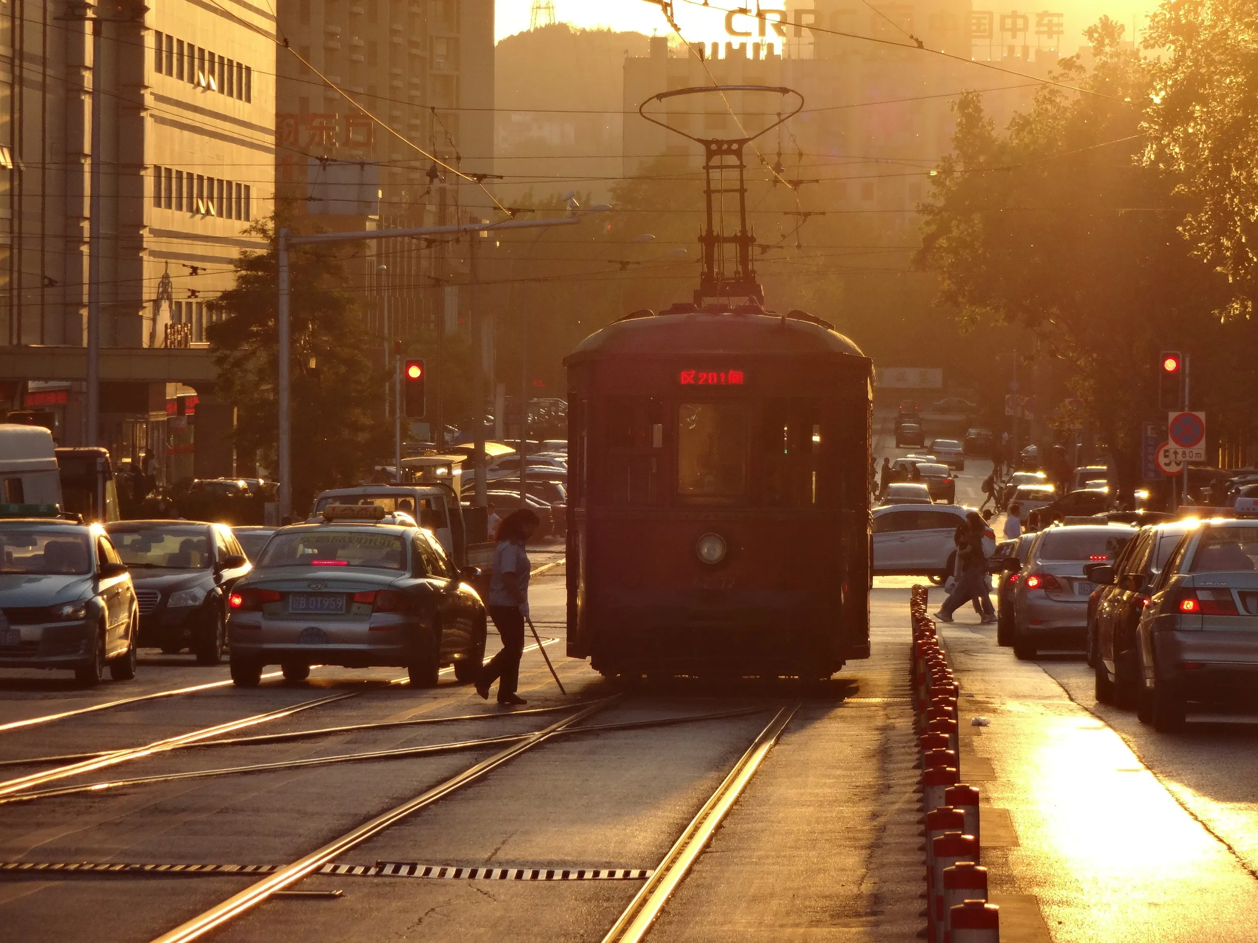 車両の色と夕日がよく似合う路面電車