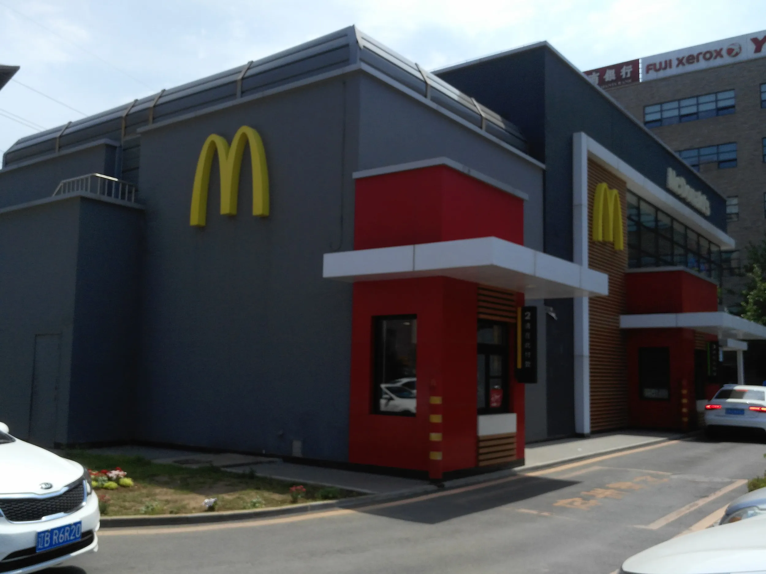 ドライブスルー付きのマクドナルド