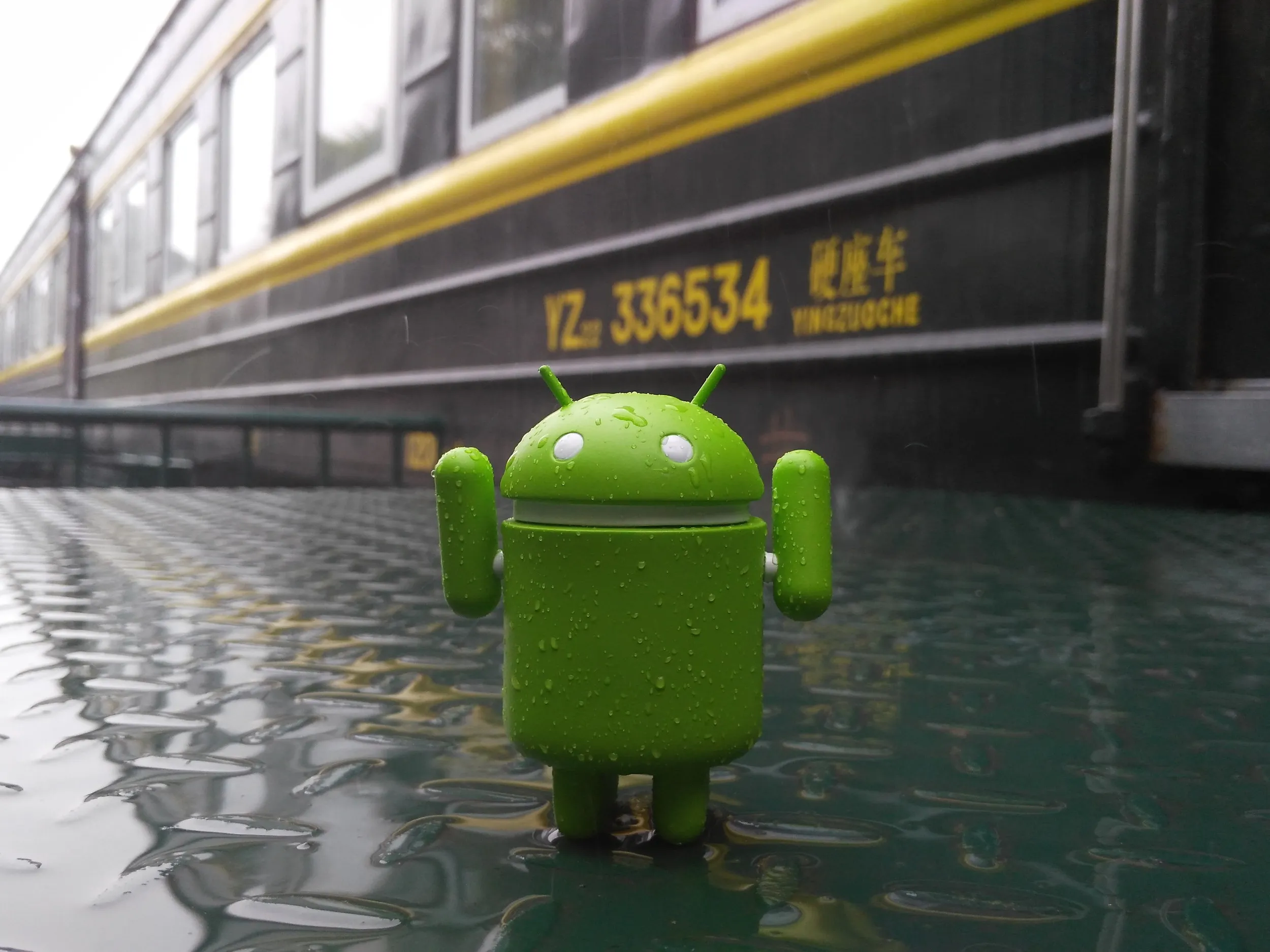 硬席車の車両とドロイド君