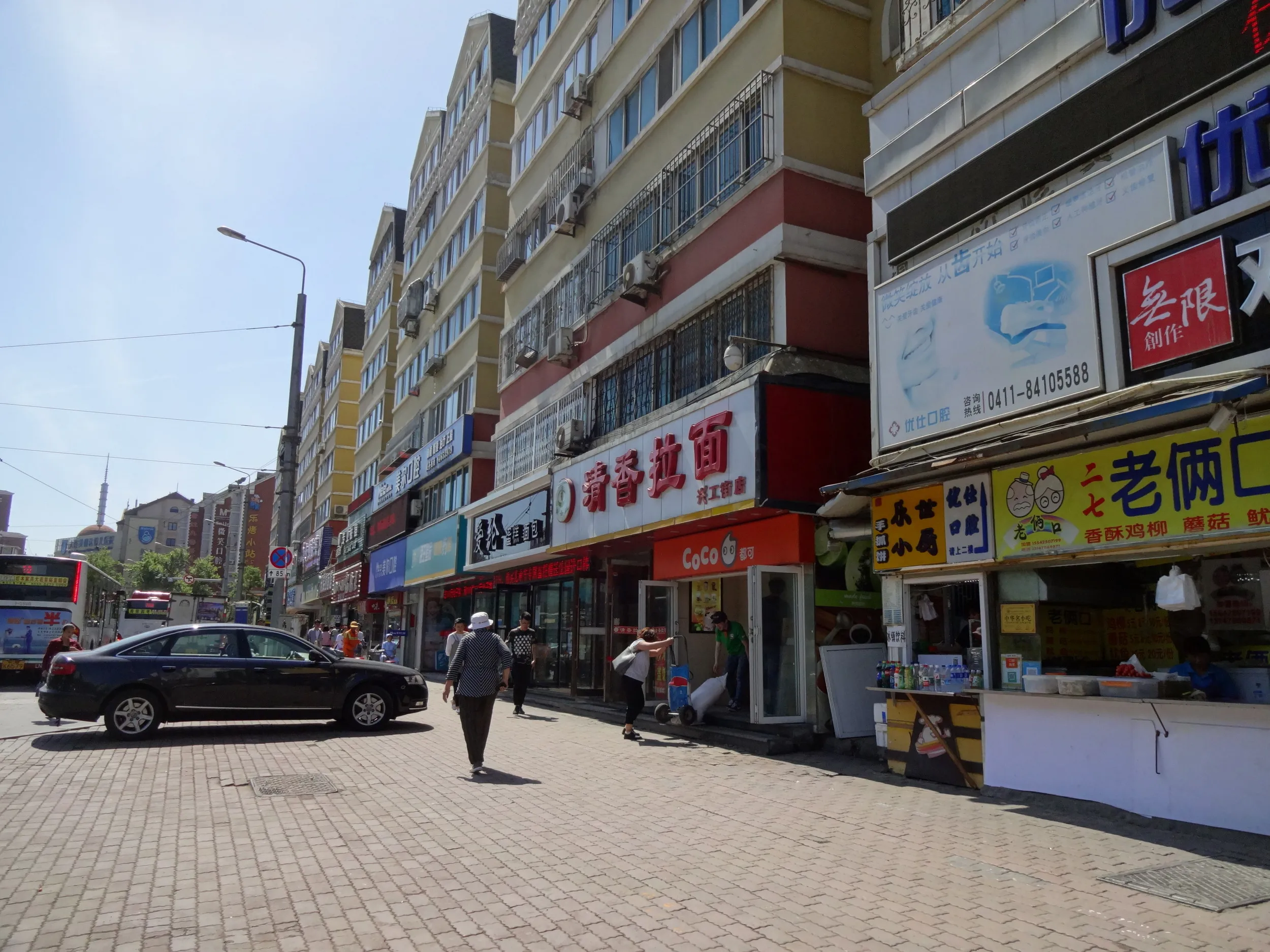 興工街に停車中の車両