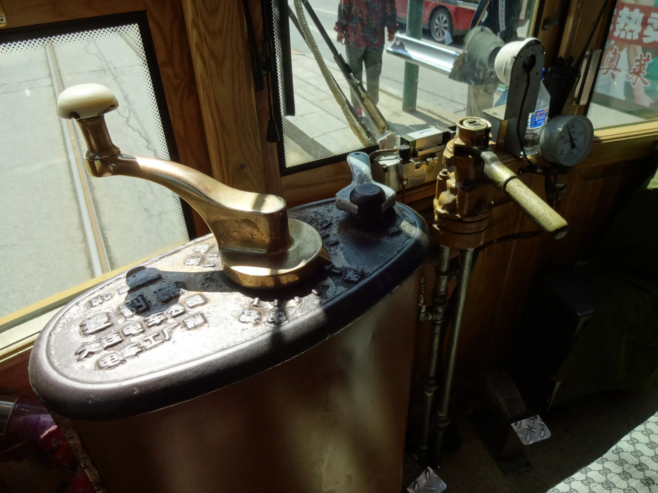 アナログな運転席